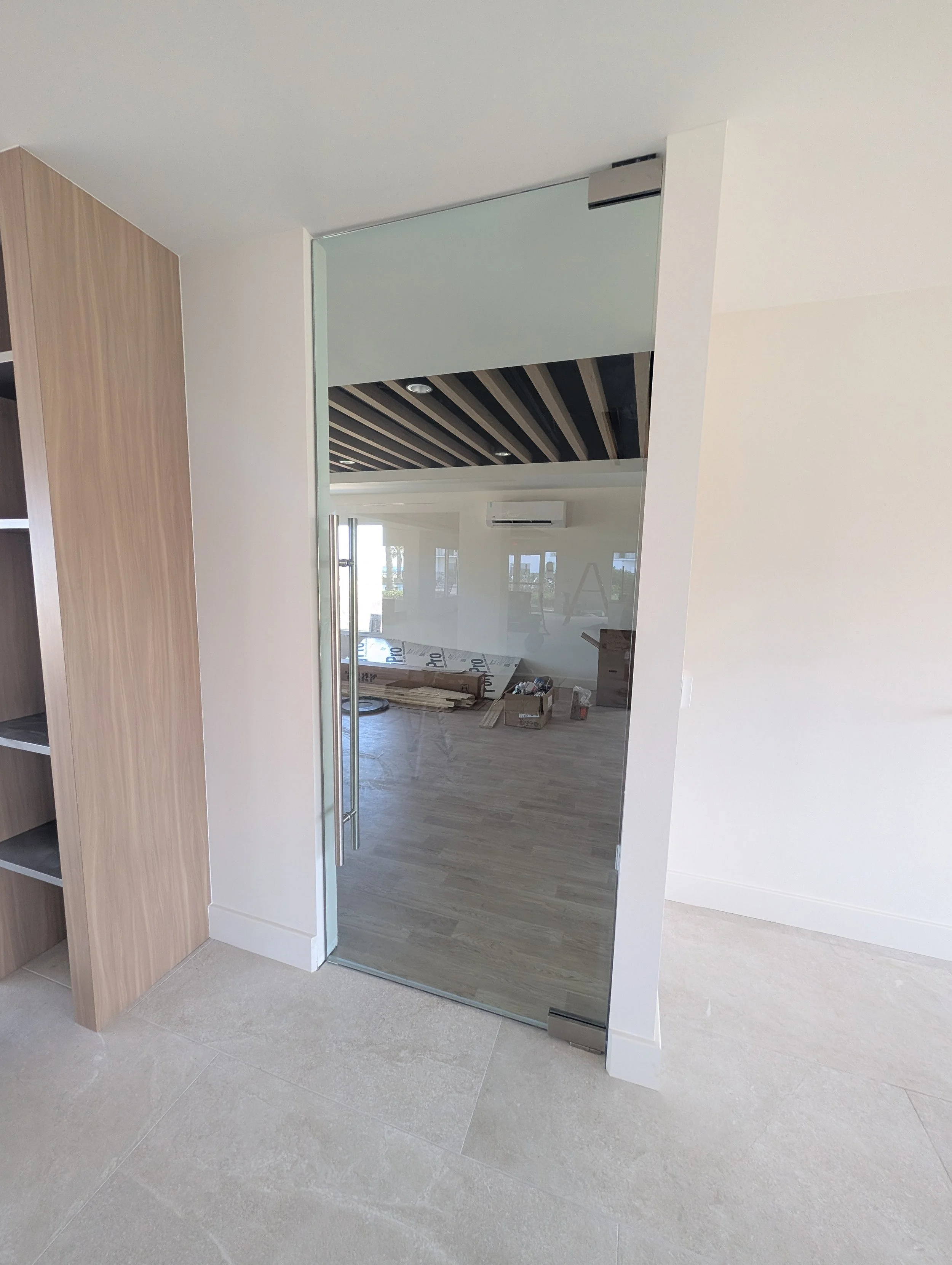 Frameless Glass Door with Hydraulic Soft Close Hinges & Modern Handle