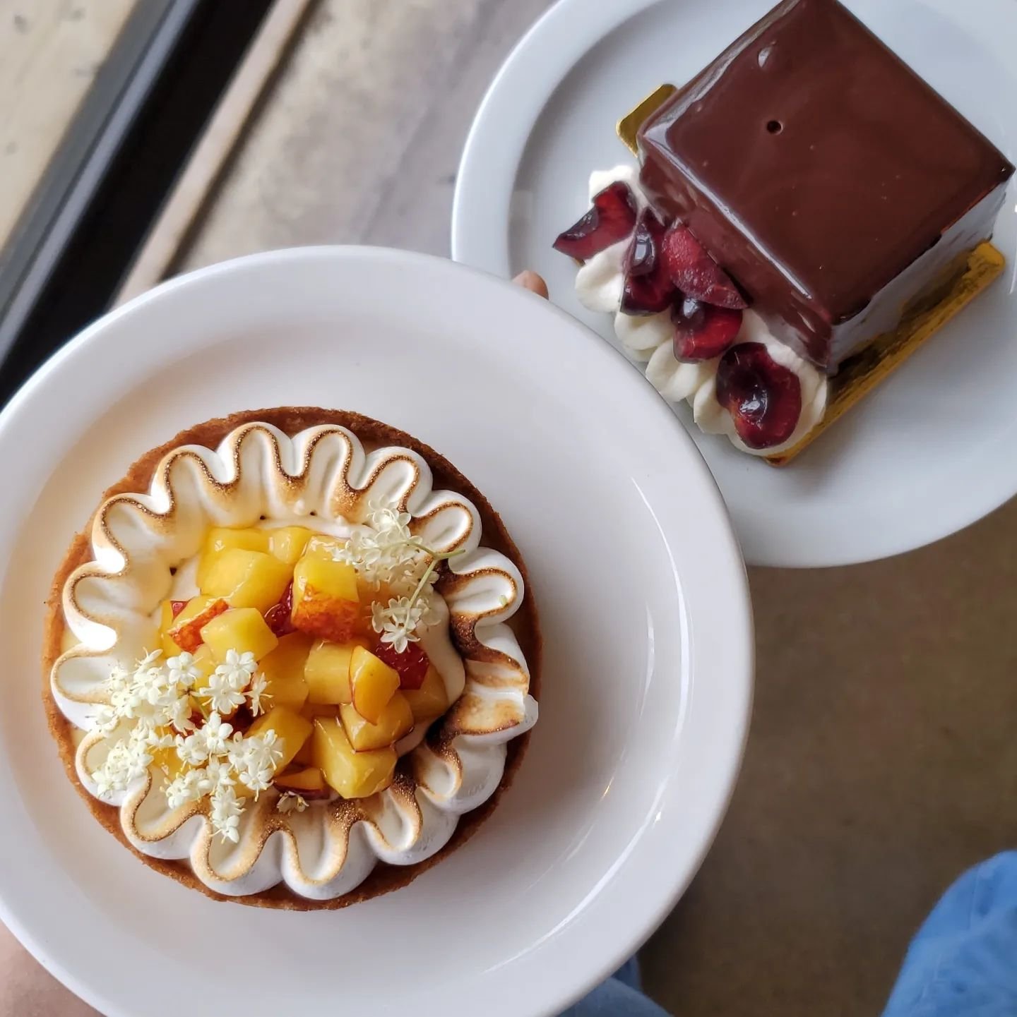 A few things in the pastry fridge today /this weekend:
Passionfruit nectarine tart
Chocolate mousse cakes w cherries
Strawberry pavlova
+ basque cheesecakes, key lime pie
.
Lobster rolls on special, last day today for the grilled squid! 🌞🌊🦑
