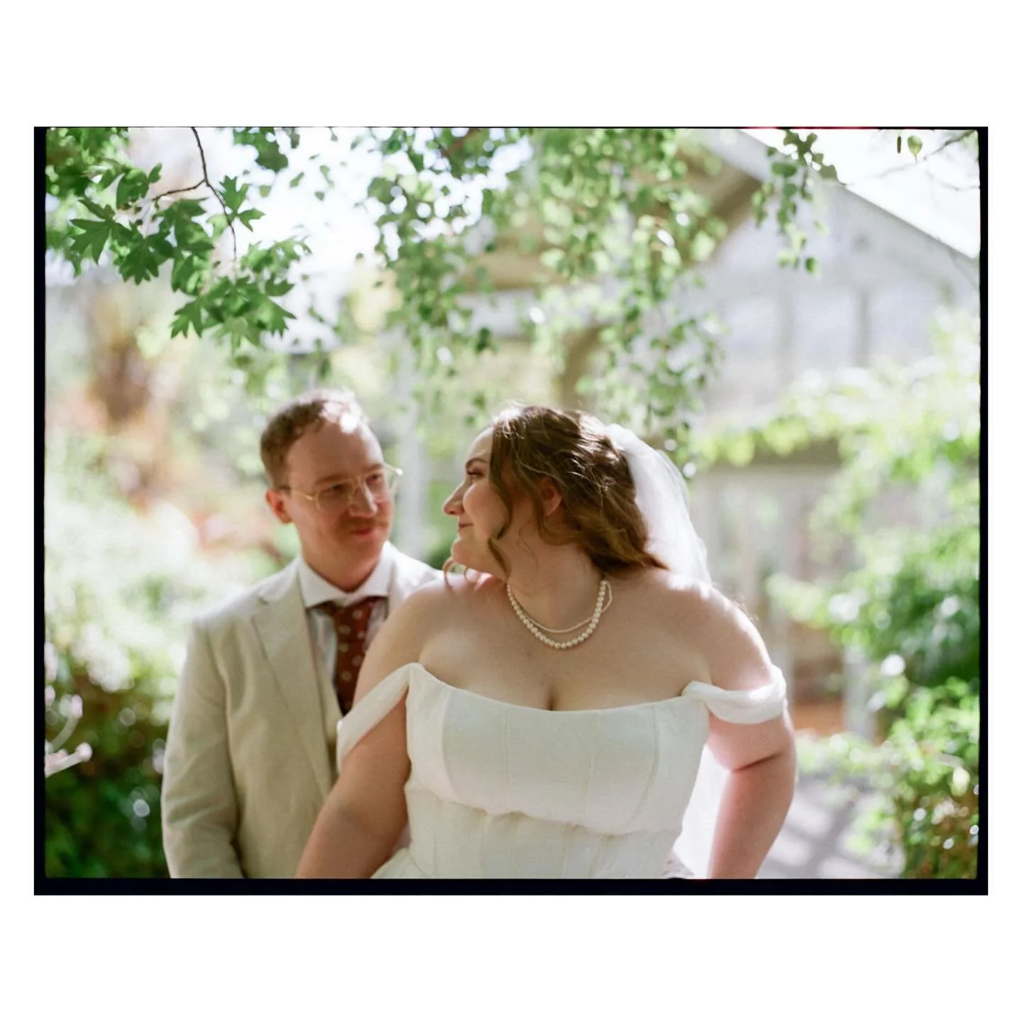 Krissi &amp; Jordans wedding lunch at @theconventdaylesford 

An intimate and intentional day with their closest 🤎 

@fleurs_de_lyonville flowers 
@hellojoshwithers celebrant 
@vanessamckeand 🪉 

🏷️ Melbourne wedding photographer