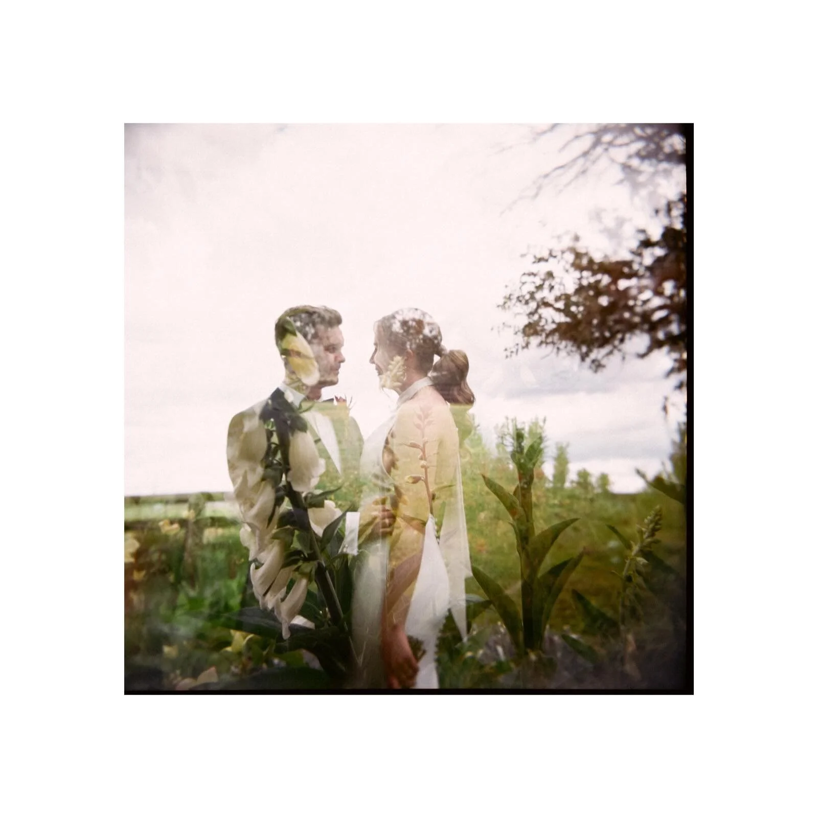 Moments from Zoe &amp; Paddy&rsquo;s day on a combination of 35mm &amp; medium format film. 

Music, dancing, Guinness, horses! so much fun ❤️&zwj;🔥 

Venue: @quirindistables 
Flowers: @wombathillflorist 
Hair: @camillehairmakeup 
Makeup: @makeupbye