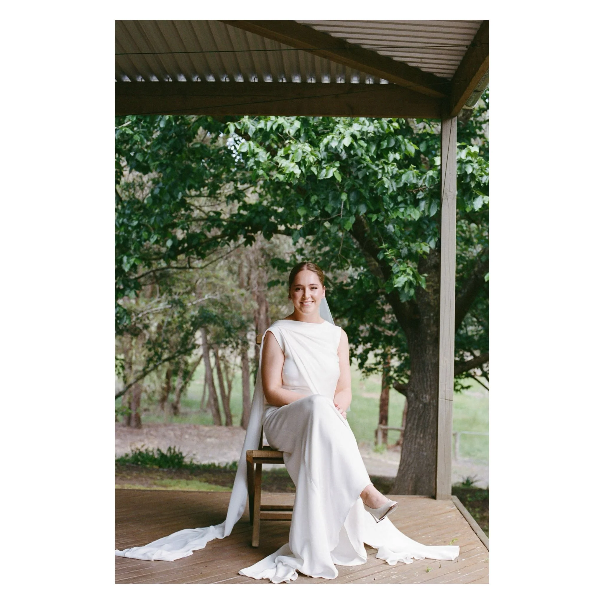 Sophy in her divine @lola.varma dress. 
I love seeing each persons personality reflected in what they choose to wear on such a special day
&hellip; I also just love fashion <3

🏷️ Melbourne film wedding photographer