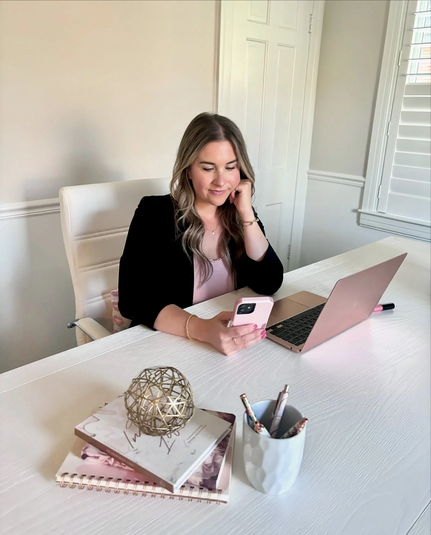 If you&rsquo;ve been in an active job search (or are currently), you know that juggling job postings, recruiter outreaches, applications &amp; follow-ups is 𝘢 𝘓𝘖𝘛. Without a system in place, it&rsquo;s easy to lose track of where you&rsquo;ve app