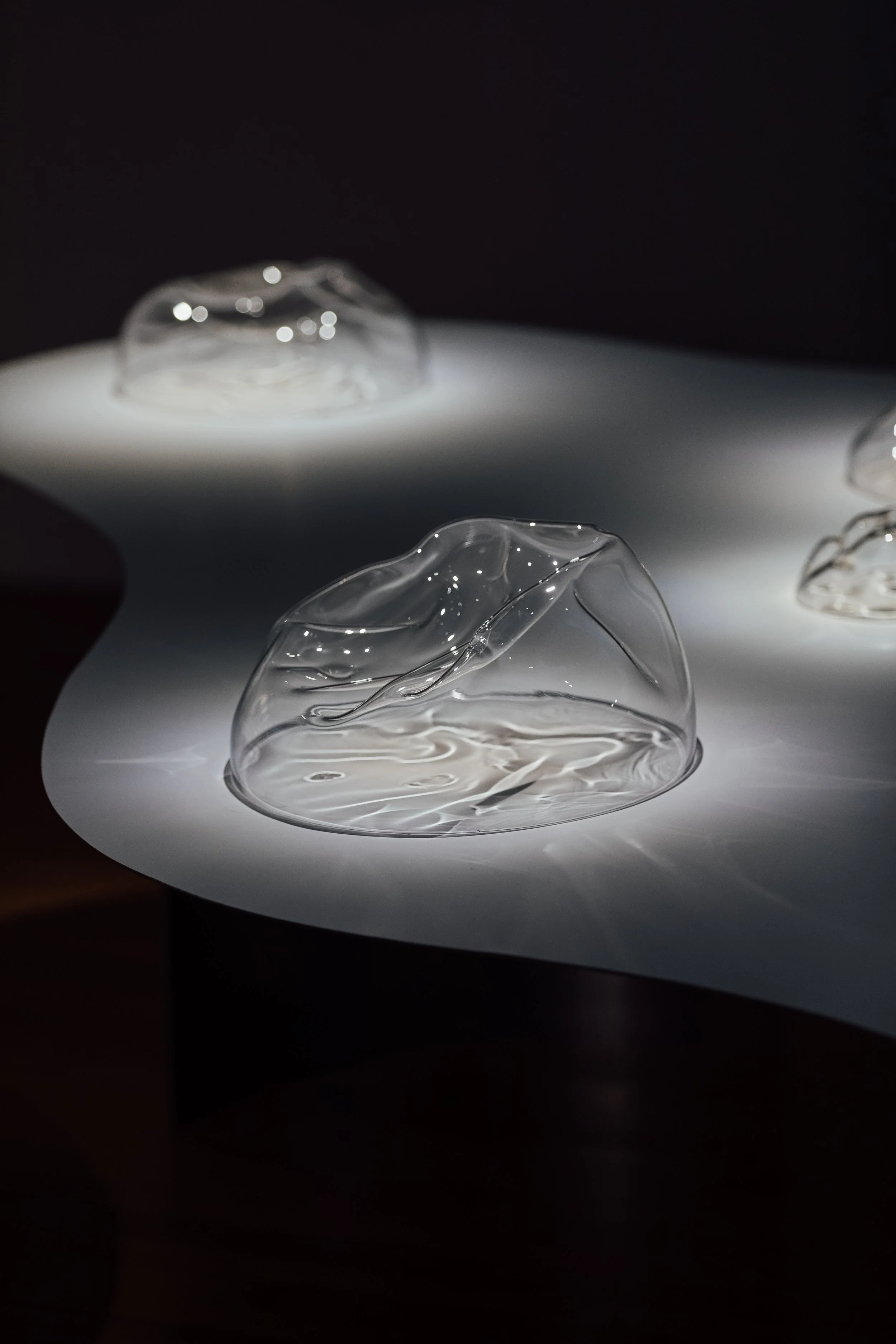 Par le souffle, 2025 (1 à 9),
Emy Gagnon Gélinas, Verre soufflé | Blown glass, En collaboration avec l’artiste verrier Dylan Duchet | In collaboration with glass artist Dylan Duchet, 15 cm - 41 cm × 15 cm - 41 cm × 8 - 20 cm, 500$ - 750$ - 1,000$ CAD