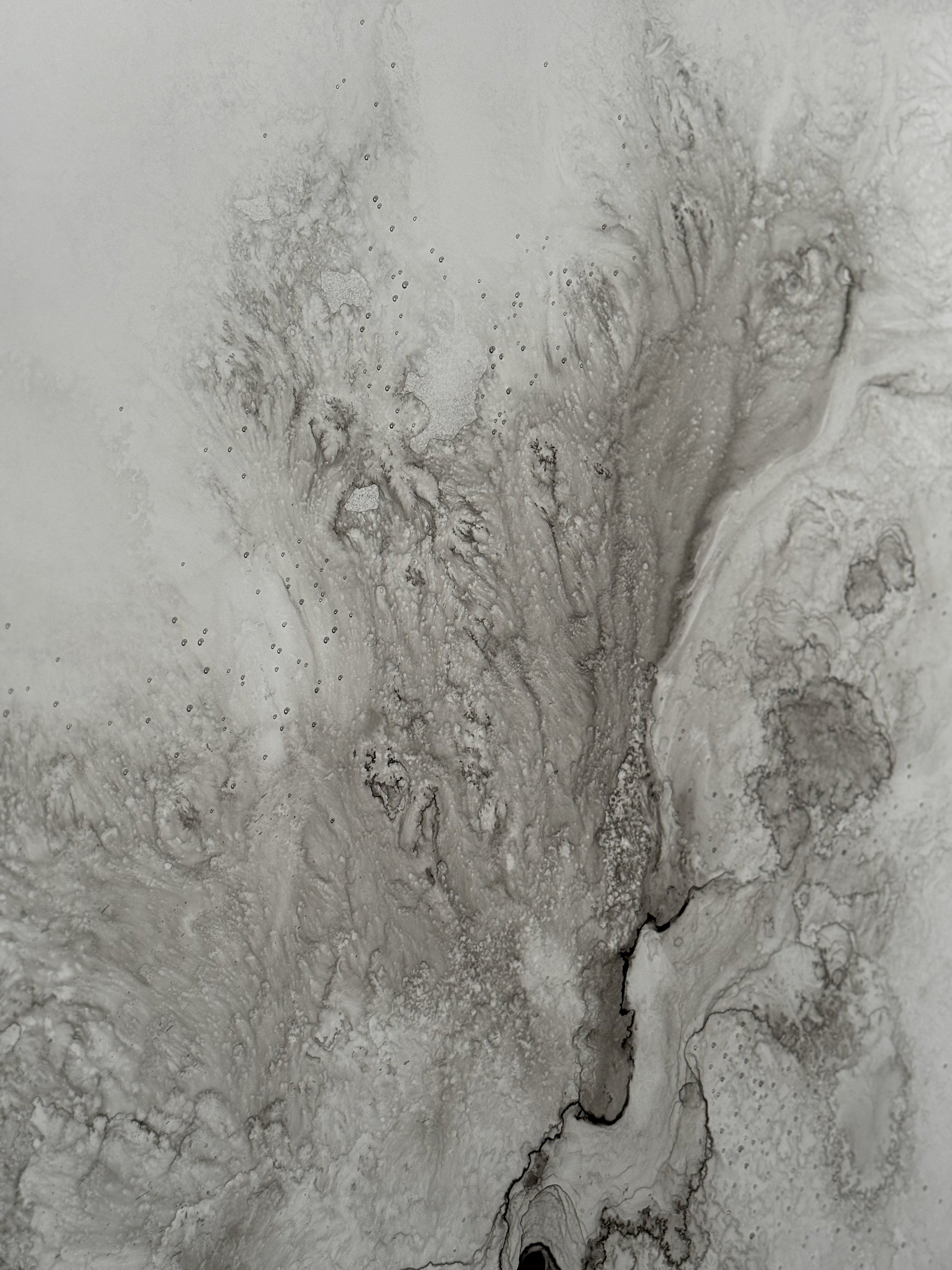 Étendues, 2025 (détail),
Emy Gagnon Gélinas,
Verre, encre de Chine, papier Yupo et aluminium | Glass, India ink, Yupo paper and aluminum,
244 cm × 122 cm × 46 cm,
5,500$ CAD (individuel) | 10,000$ CAD (ensemble) 