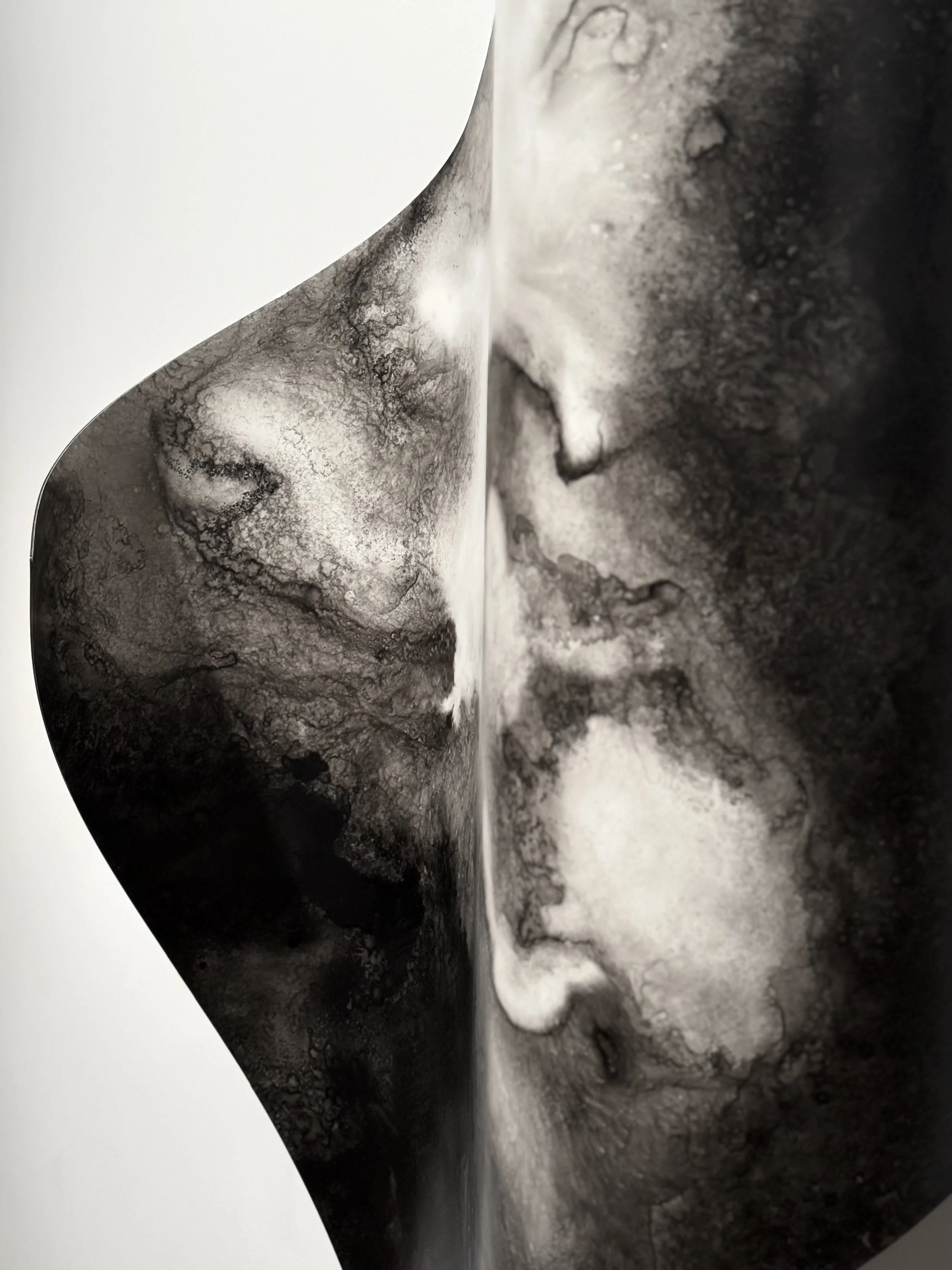 Flot, 2025 (1/3) (détail),
Emy Gagnon Gélinas, Encre de Chine, papier Yupo et acier | India ink, Yupo paper and steel,
91 cm × 122 cm × 60 cm, 3,900$ CAD (individuel)