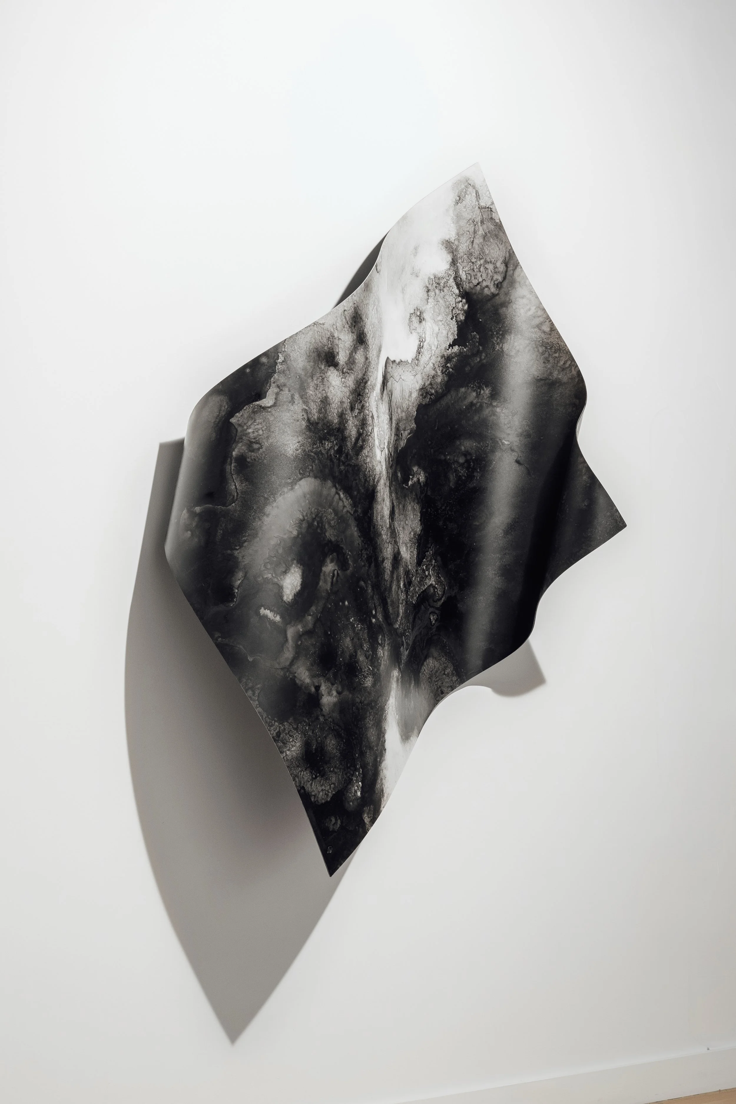 Flot, 2025 (3/3), 🔴 VENDU/SOLD,
Emy Gagnon Gélinas, Encre de Chine, papier Yupo et acier | India ink, Yupo paper and steel,
91 cm × 122 cm × 60 cm, Photo : Siamak Abrishami