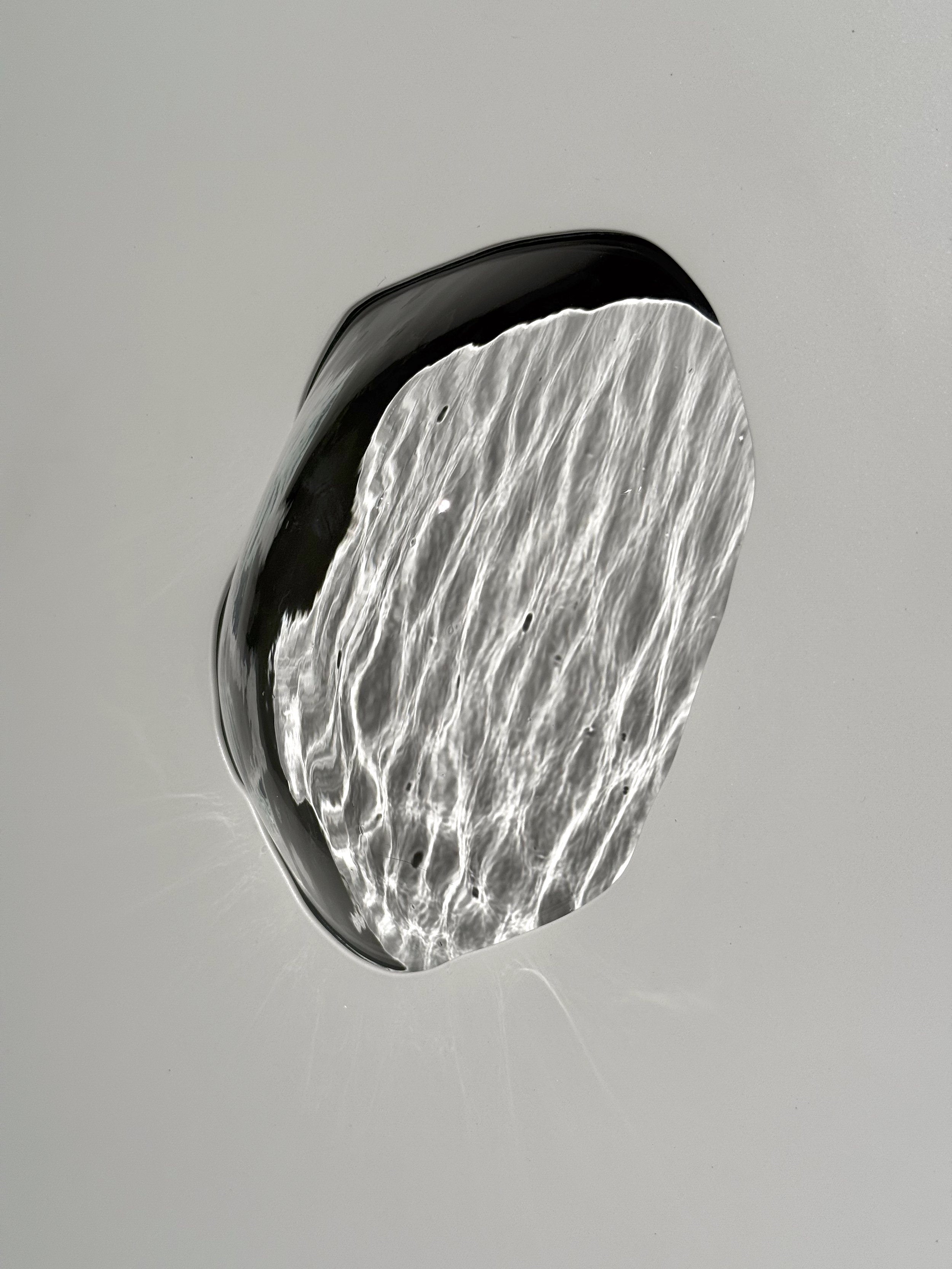 Par temps secs, 2025 (détail)
Emy Gagnon Gélinas, Verre thermoformé, acier et peinture cuite | Thermoformed glass, fired paint and steel, 122 cm × 152 cm × 20 cm, 5,500$ CAD