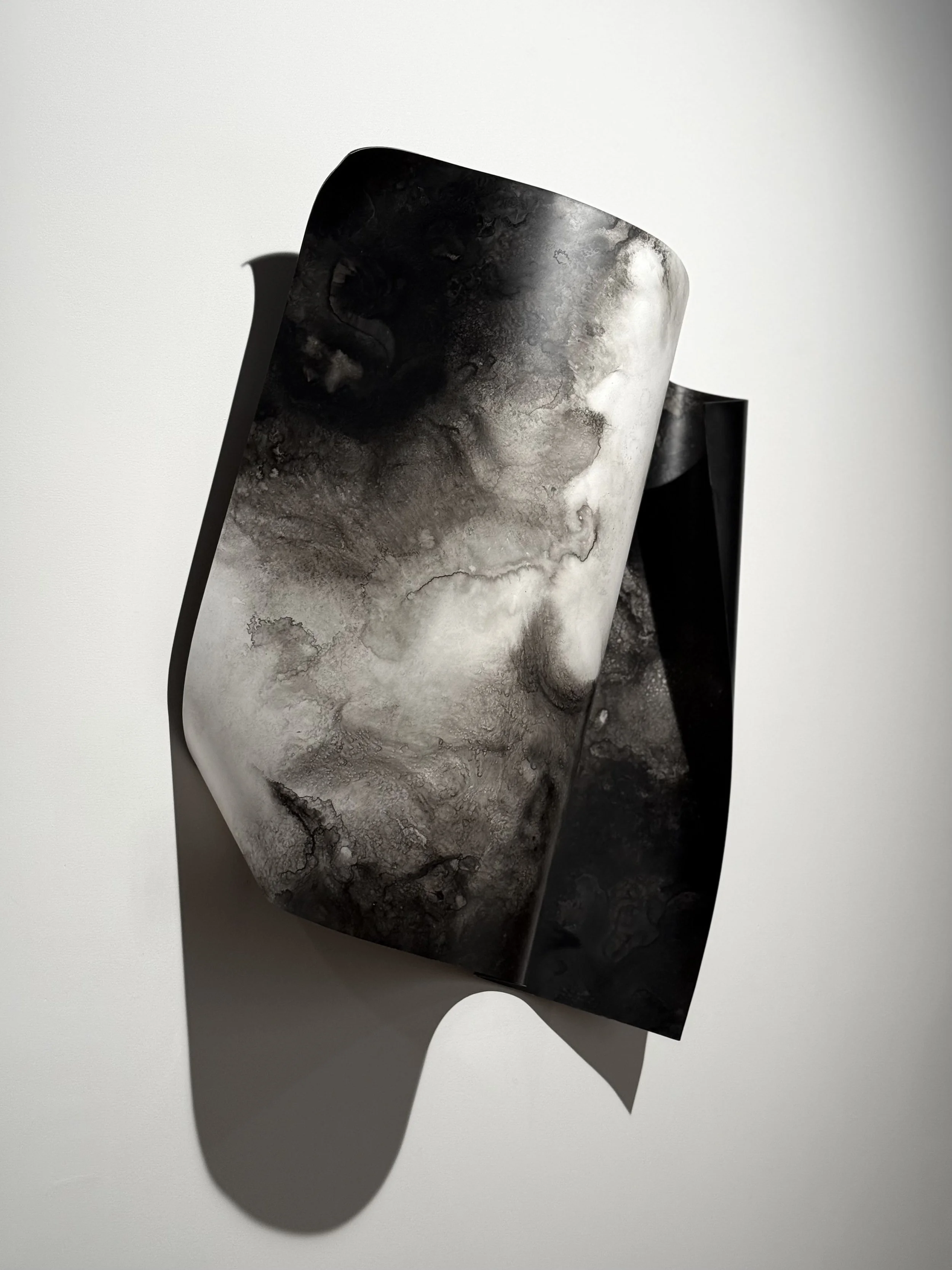 Flot, 2025 (2/3) 🔴 VENDU/SOLD,
Emy Gagnon Gélinas, Encre de Chine, papier Yupo et acier | India ink, Yupo paper and steel,
91 cm × 122 cm × 60 cm, 3,900$ CAD (individuel)