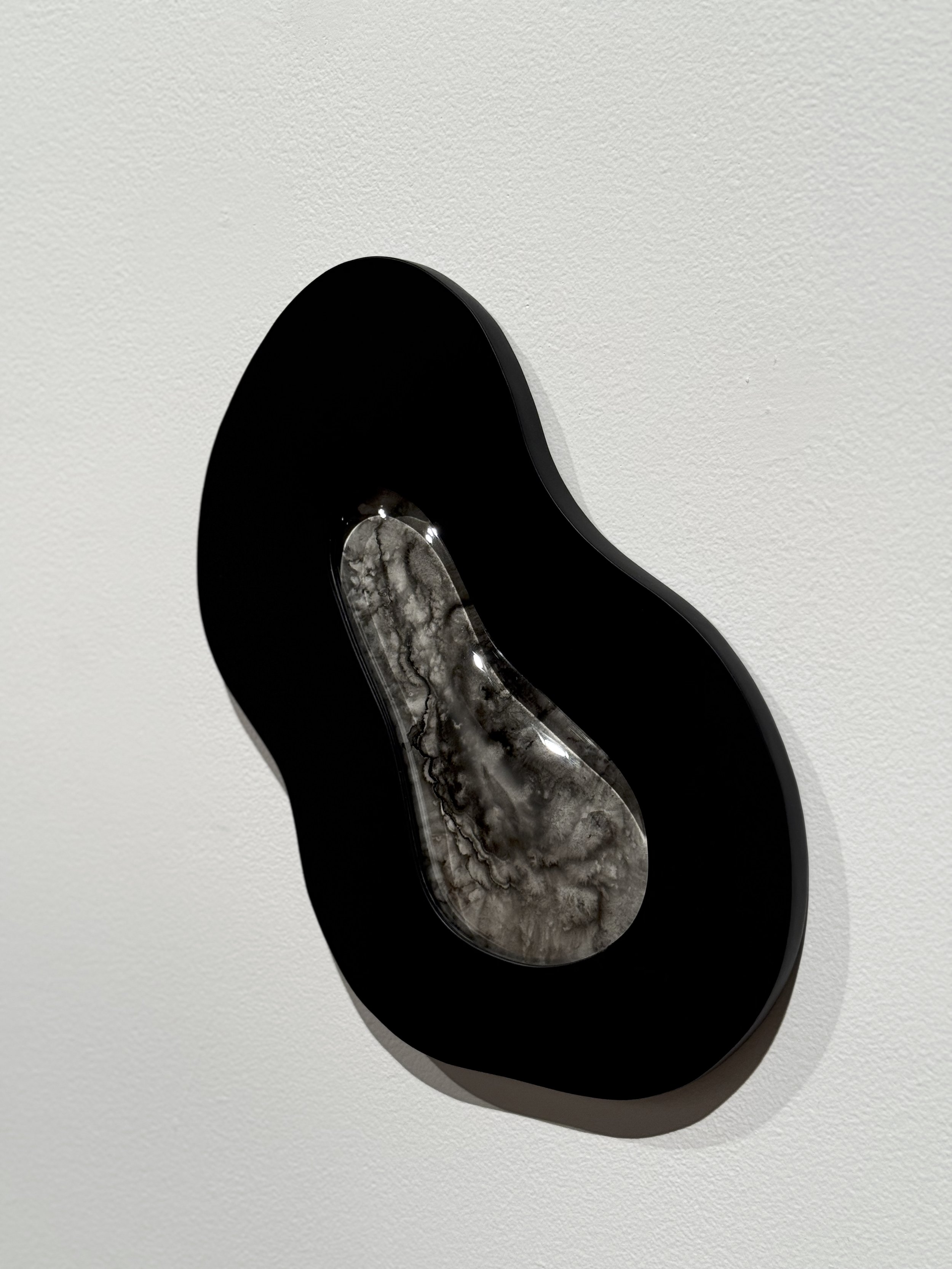 Par la gravité, 2025 (1 à 11),
Emy Gagnon Gélinas, Verre thermoformé, acier, peinture cuite, encre de Chine et papier Yupo | Thermoformed glass, steel, fired paint, India ink and Yupo paper, 15 cm - 102 cm × 10 cm - 89 cm × 5 cm - 30 cm, Prix sur dem