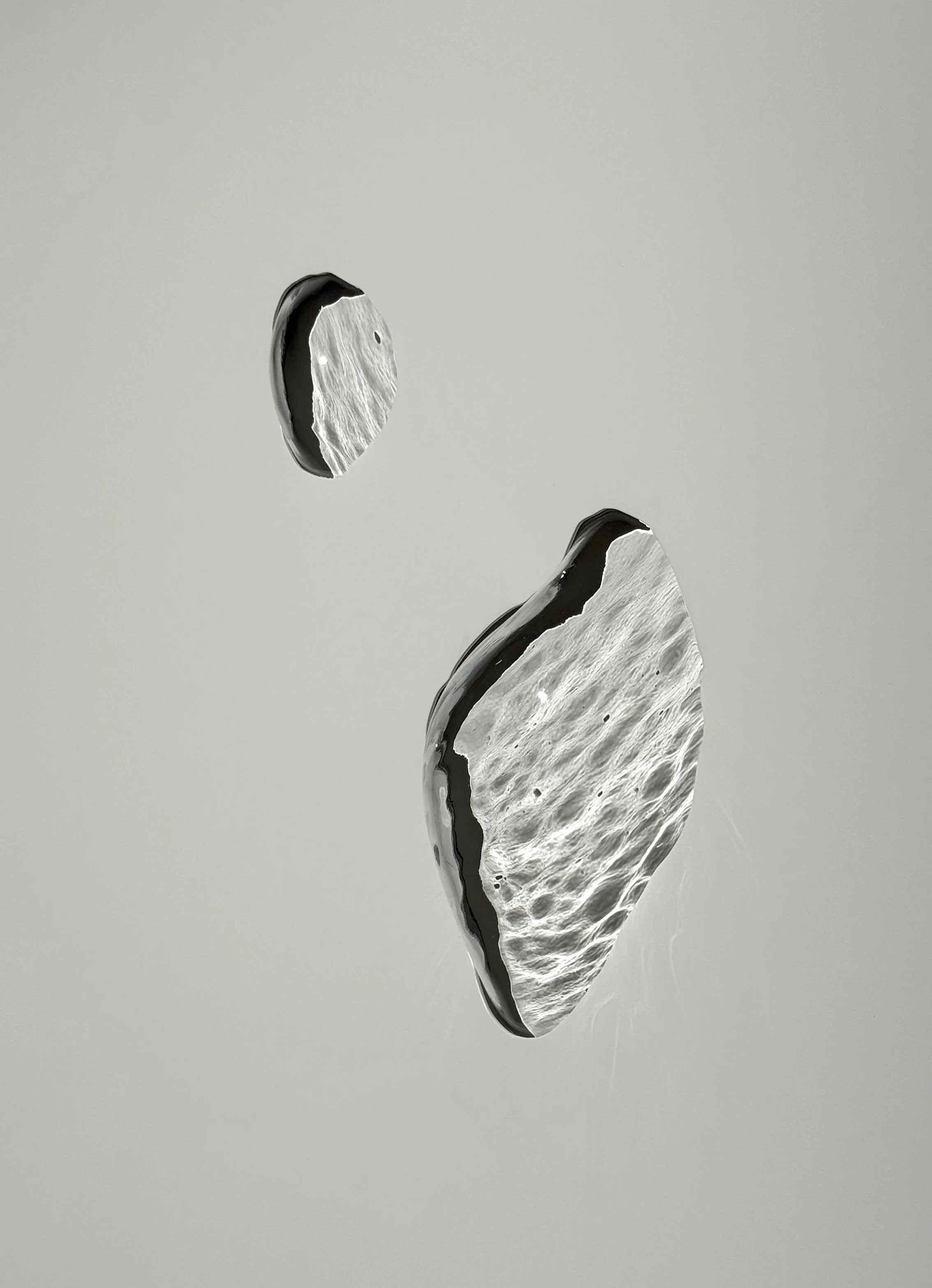 Par temps secs, 2025 (détail)
Emy Gagnon Gélinas, Verre thermoformé, acier et peinture cuite | Thermoformed glass, fired paint and steel, 122 cm × 152 cm × 20 cm, 5,500$ CAD