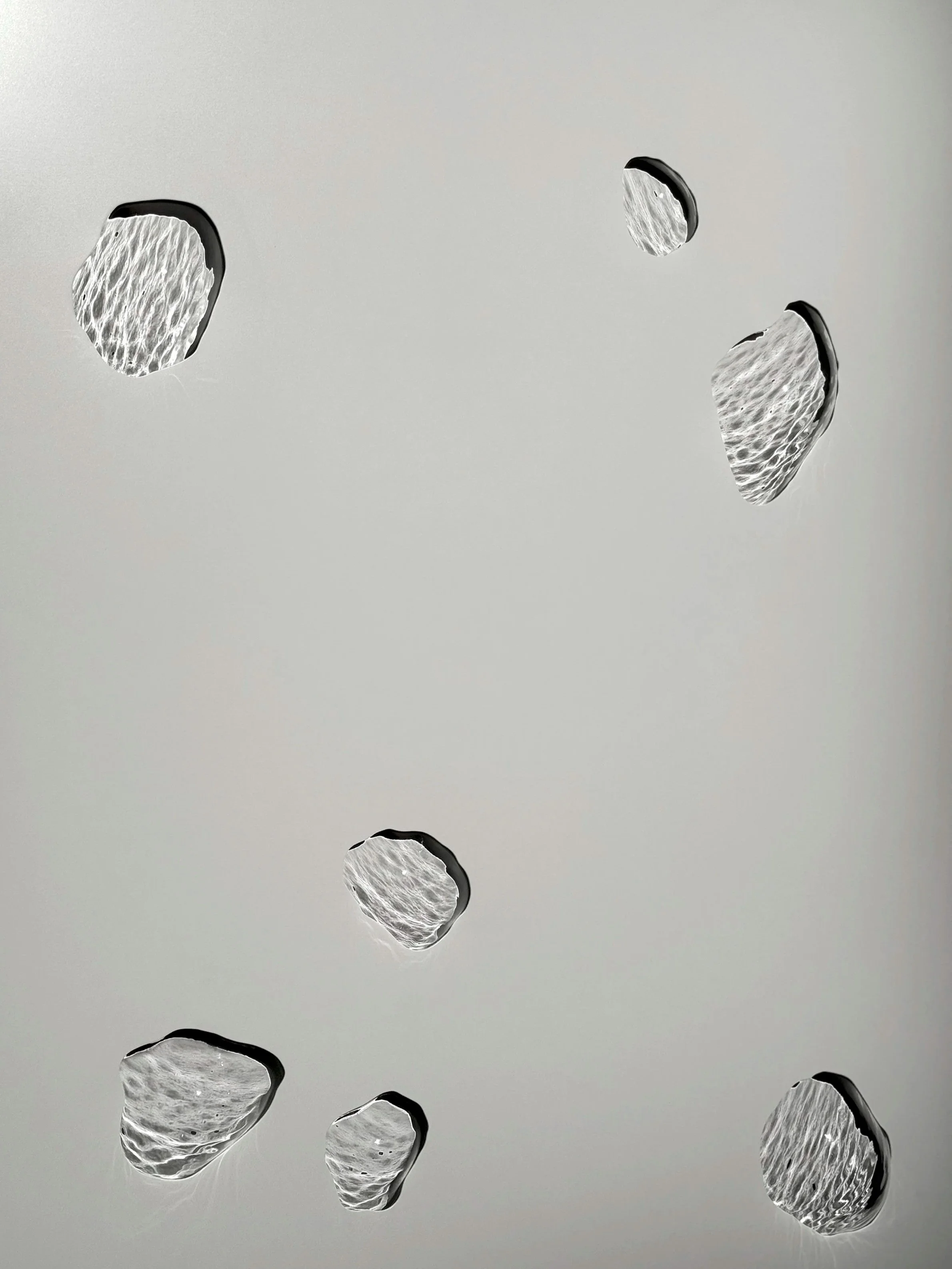 Par temps secs, 2025,
Emy Gagnon Gélinas, Verre thermoformé, acier et peinture cuite | Thermoformed glass, fired paint and steel, 122 cm × 152 cm × 20 cm, 5,500$ CAD