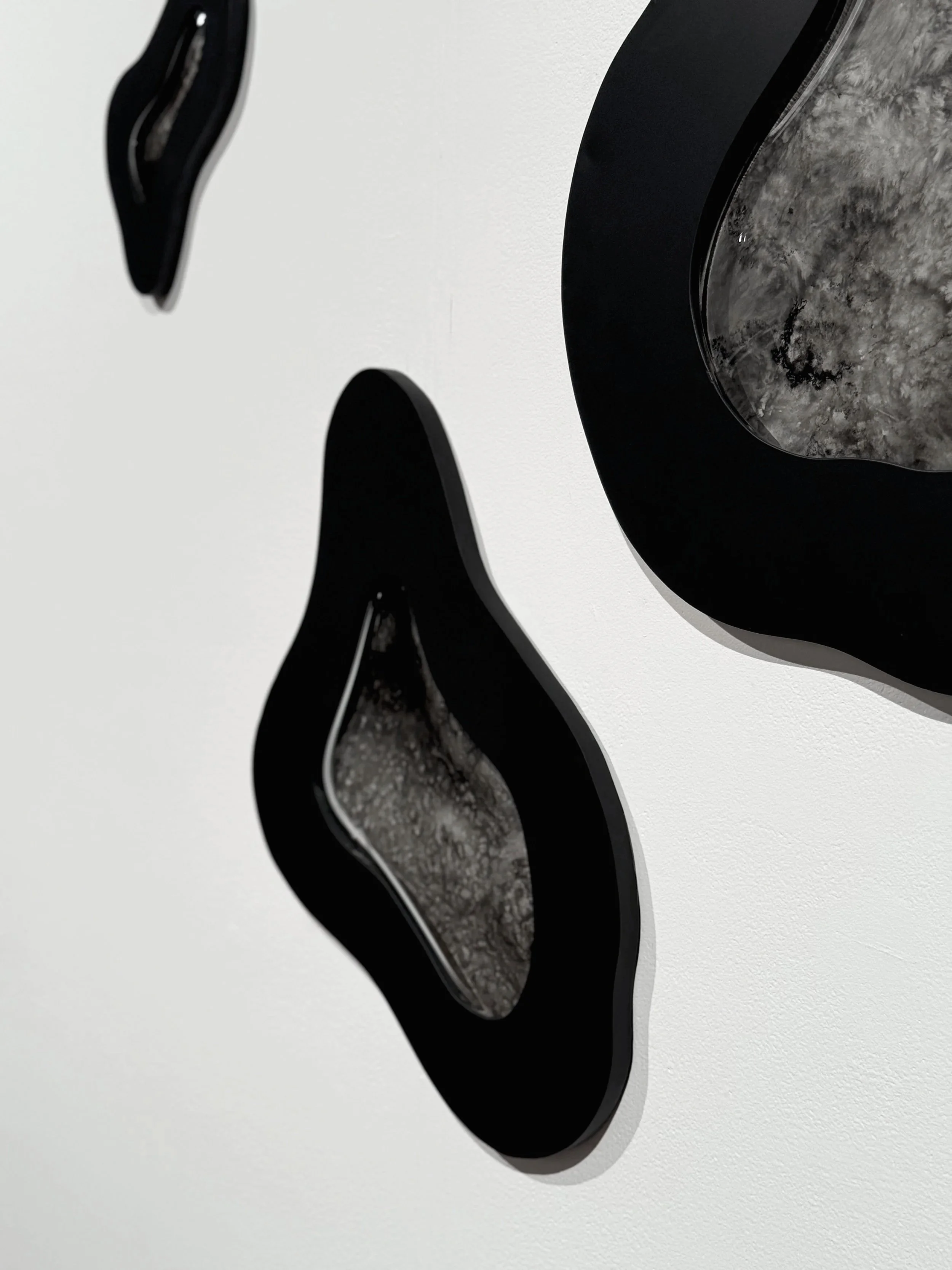 Par la gravité, 2025 (1 à 11),
Emy Gagnon Gélinas, Verre thermoformé, acier, peinture cuite, encre de Chine et papier Yupo | Thermoformed glass, steel, fired paint, India ink and Yupo paper, 15 cm - 102 cm × 10 cm - 89 cm × 5 cm - 30 cm, Prix sur dem