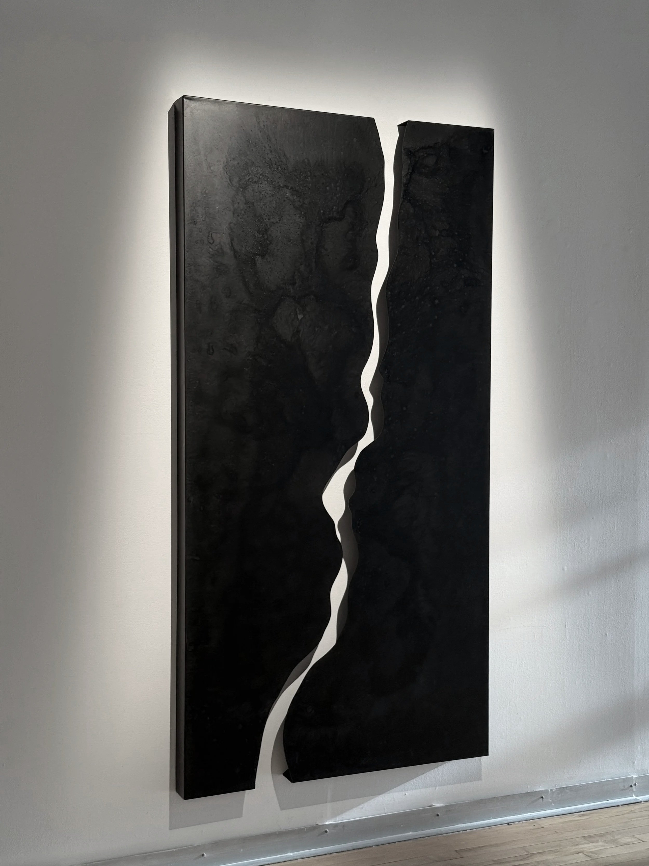 Méandre, 2025,
Emy Gagnon Gélinas, Encre de Chine et acier | India ink and steel, 156 cm × 213 cm × 7 cm, 7,500$ CAD