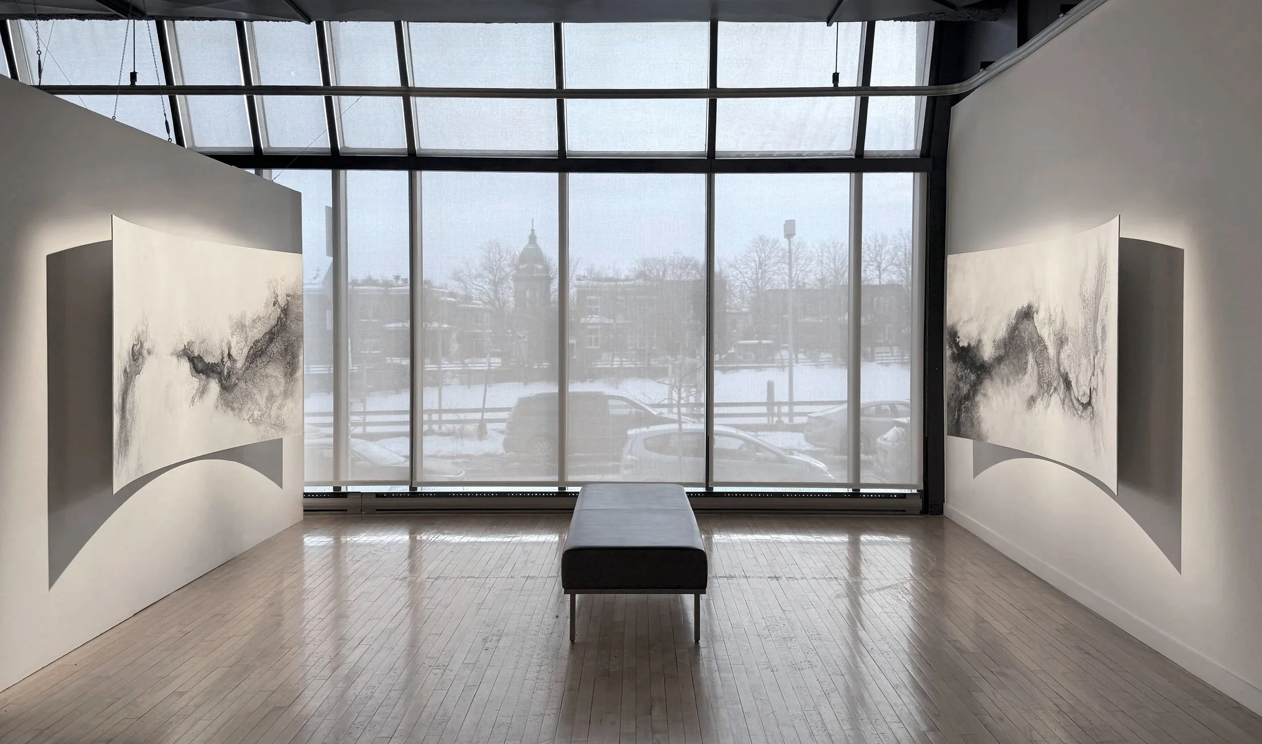 Étendues, 2025,
Emy Gagnon Gélinas,
Verre, encre de Chine, papier Yupo et aluminium | Glass, India ink, Yupo paper and aluminum,
244 cm × 122 cm × 46 cm,
5,500$ CAD (individuel) | 10,000$ CAD (ensemble) 