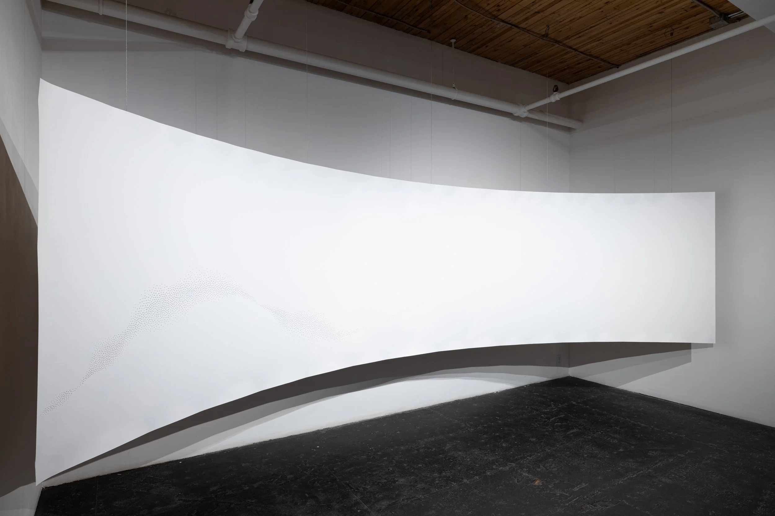 Une à une, 2024, Emy Gagnon Gélinas, verre sur papier Yupo, bois et métal, 487 cm x 121 cm x 76 cm, crédit photo: Michael Patten