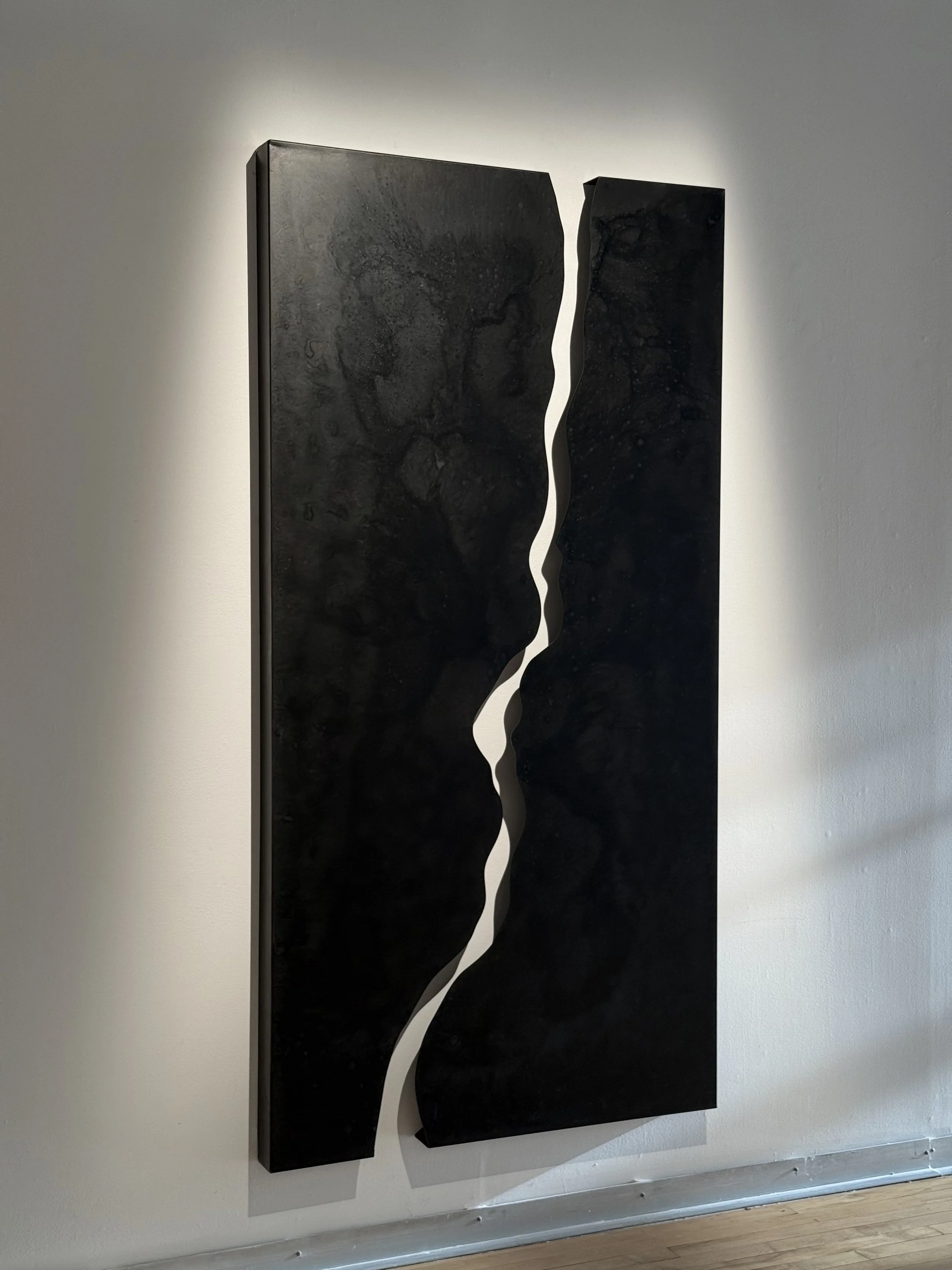 Méandre, 2025,
Emy Gagnon Gélinas, Encre de Chine et acier | India ink and steel, 156 cm × 213 cm × 7 cm, 7,500$ CAD