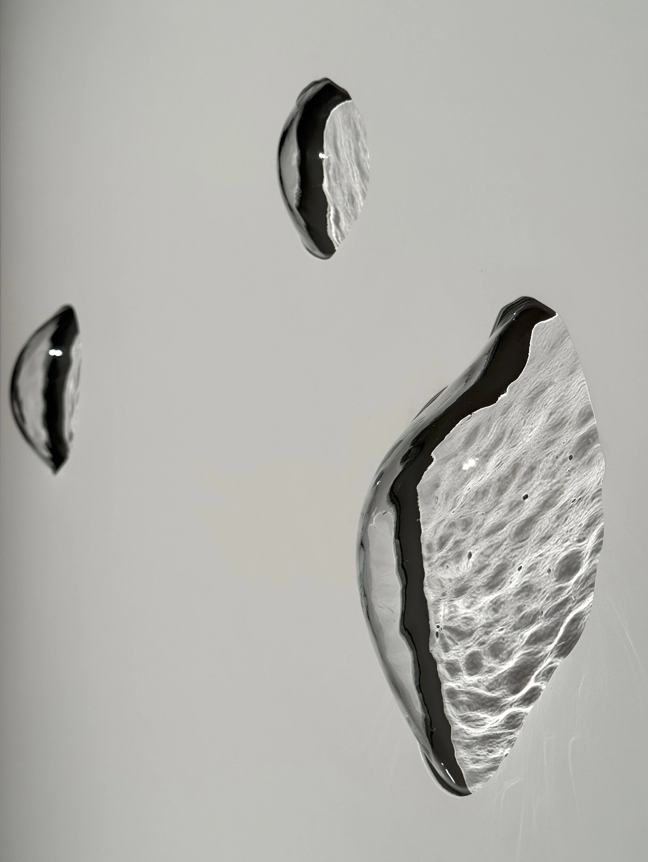 Par temps secs, 2025 (détail)
Emy Gagnon Gélinas, Verre thermoformé, acier et peinture cuite | Thermoformed glass, fired paint and steel, 122 cm × 152 cm × 20 cm, 5,500$ CAD