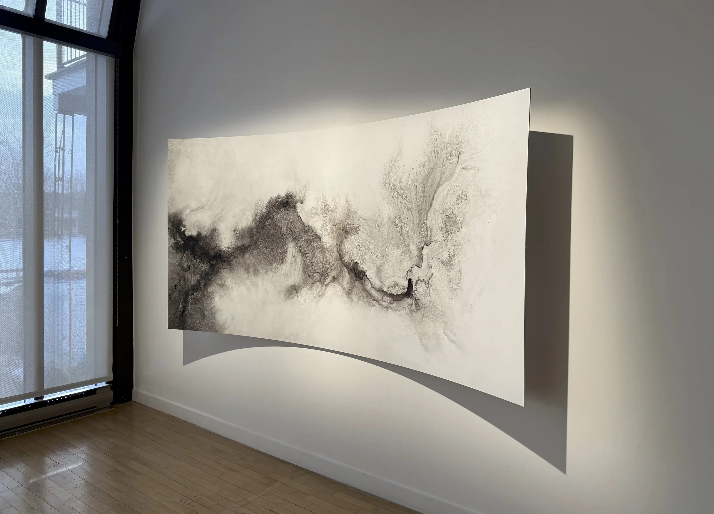 Étendues, 2025,
Emy Gagnon Gélinas,
Verre, encre de Chine, papier Yupo et aluminium | Glass, India ink, Yupo paper and aluminum,
244 cm × 122 cm × 46 cm,
5,500$ CAD (individuel) | 10,000$ CAD (ensemble) 