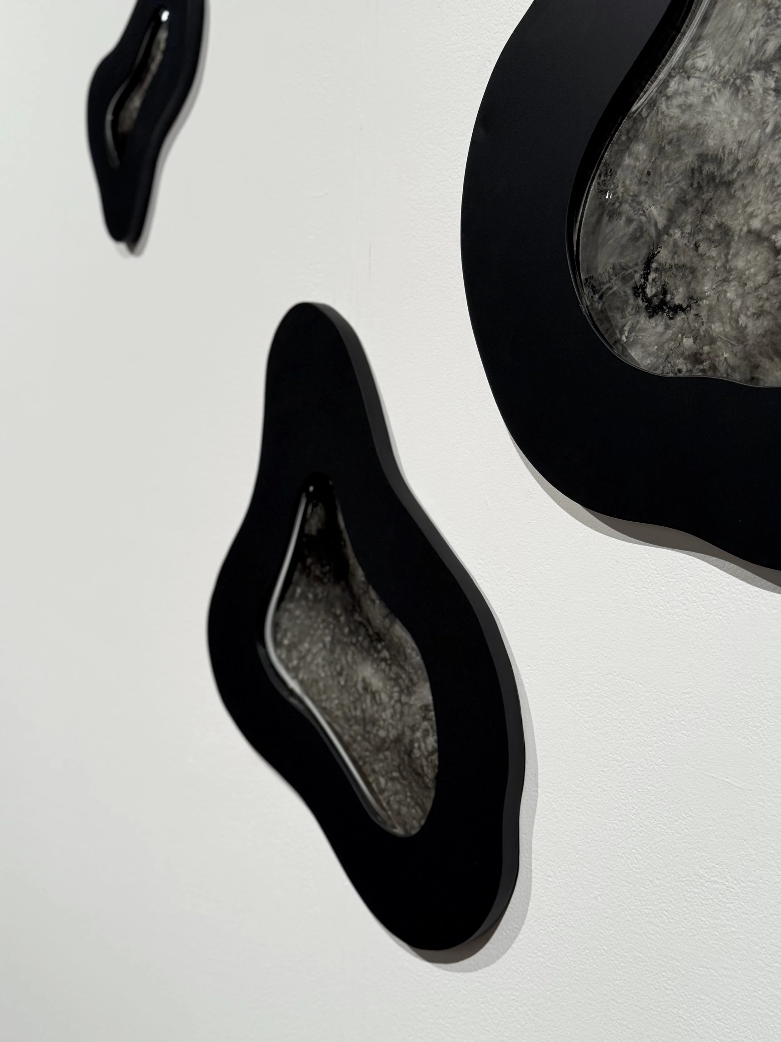 Par la gravité, 2025 (1 à 11),
Emy Gagnon Gélinas, Verre thermoformé, acier, peinture cuite, encre de Chine et papier Yupo | Thermoformed glass, steel, fired paint, India ink and Yupo paper, 15 cm - 102 cm × 10 cm - 89 cm × 5 cm - 30 cm, Prix sur dem