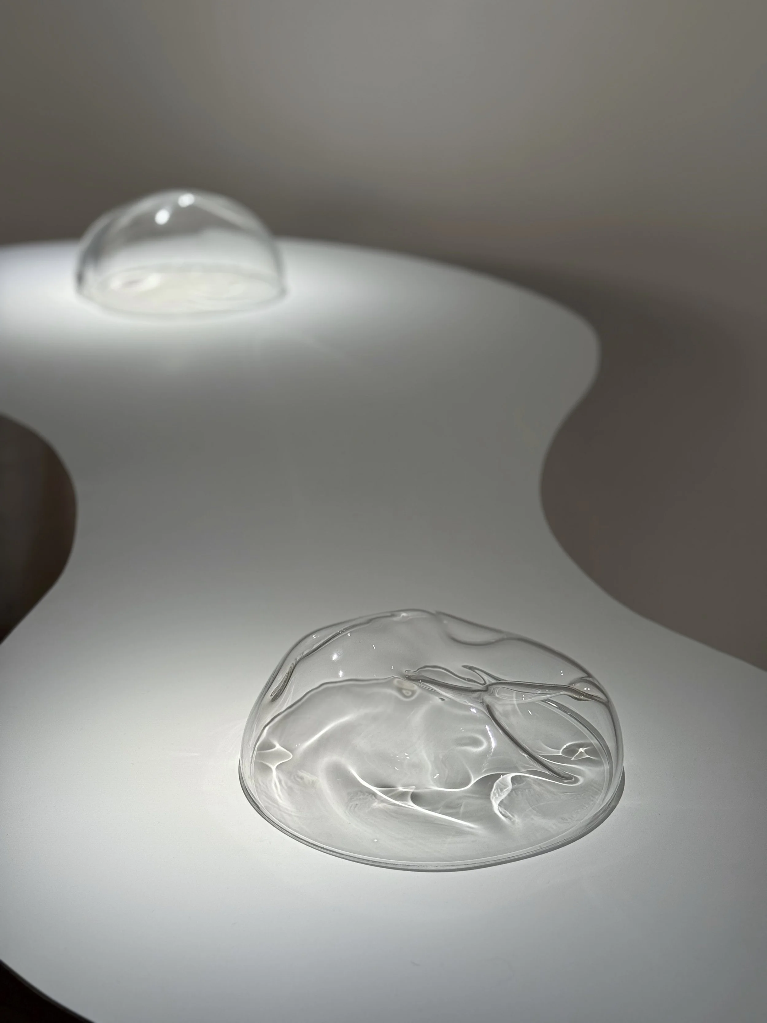 Par le souffle, 2025 (1 à 9),
Emy Gagnon Gélinas, Verre soufflé | Blown glass, En collaboration avec l’artiste verrier Dylan Duchet | In collaboration with glass artist Dylan Duchet, 15 cm - 41 cm × 15 cm - 41 cm × 8 - 20 cm, 500$ - 750$ - 1,000$ CAD