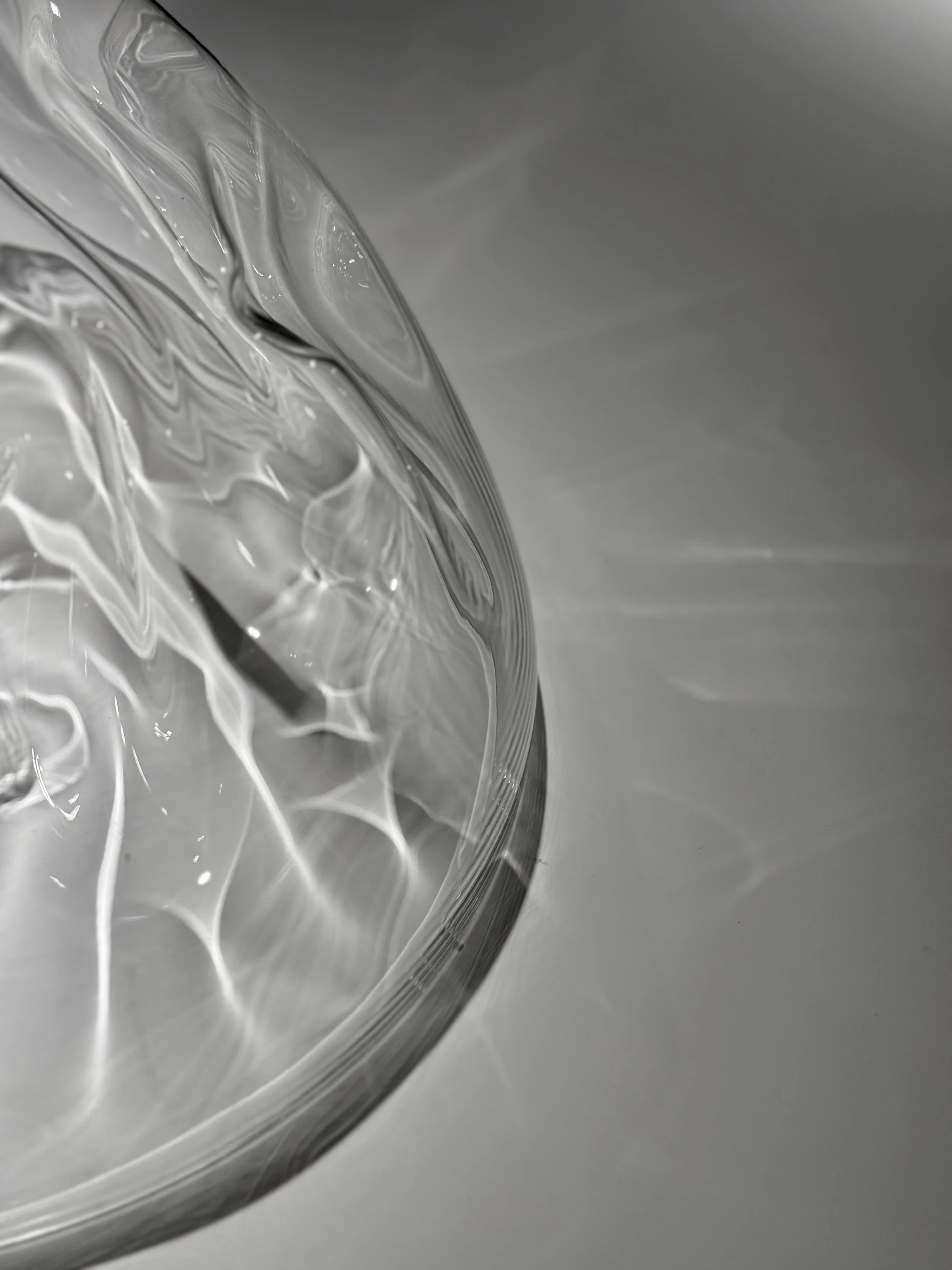 Par le souffle, 2025 (1 à 9) (détail),
Emy Gagnon Gélinas, Verre soufflé | Blown glass, En collaboration avec l’artiste verrier Dylan Duchet | In collaboration with glass artist Dylan Duchet, 15 cm - 41 cm × 15 cm - 41 cm × 8 - 20 cm, 500$ - 750$ - 1