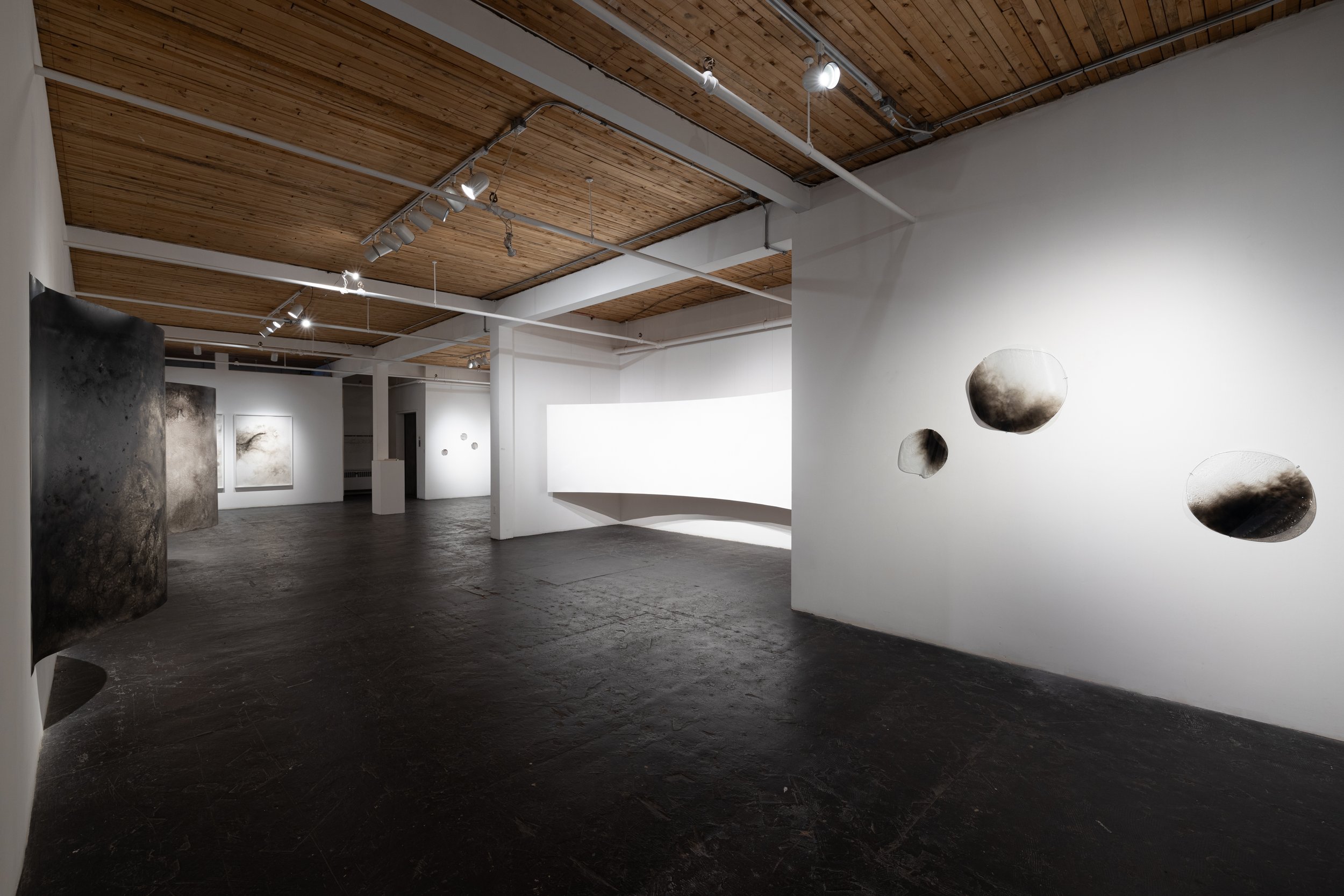 Vue d’exposition, Entre temps et courants, galerie Art mûr, crédit photo: Michael Patten