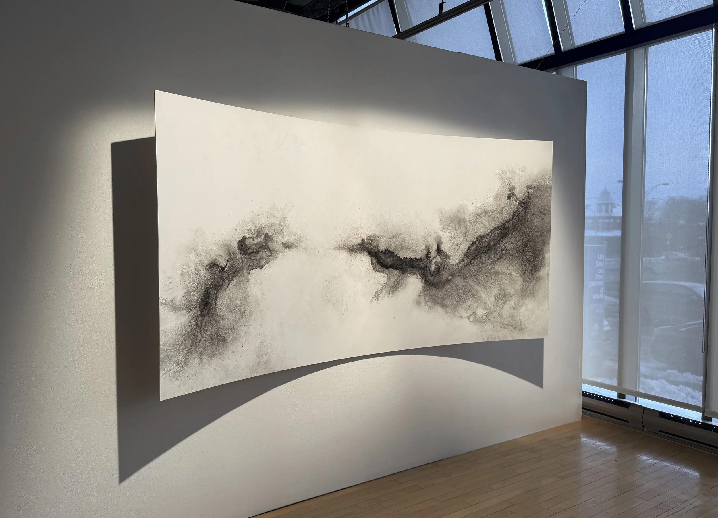 Étendues, 2025,
Emy Gagnon Gélinas,
Verre, encre de Chine, papier Yupo et aluminium | Glass, India ink, Yupo paper and aluminum,
244 cm × 122 cm × 46 cm,
5,500$ CAD (individuel) | 10,000$ CAD (ensemble) 