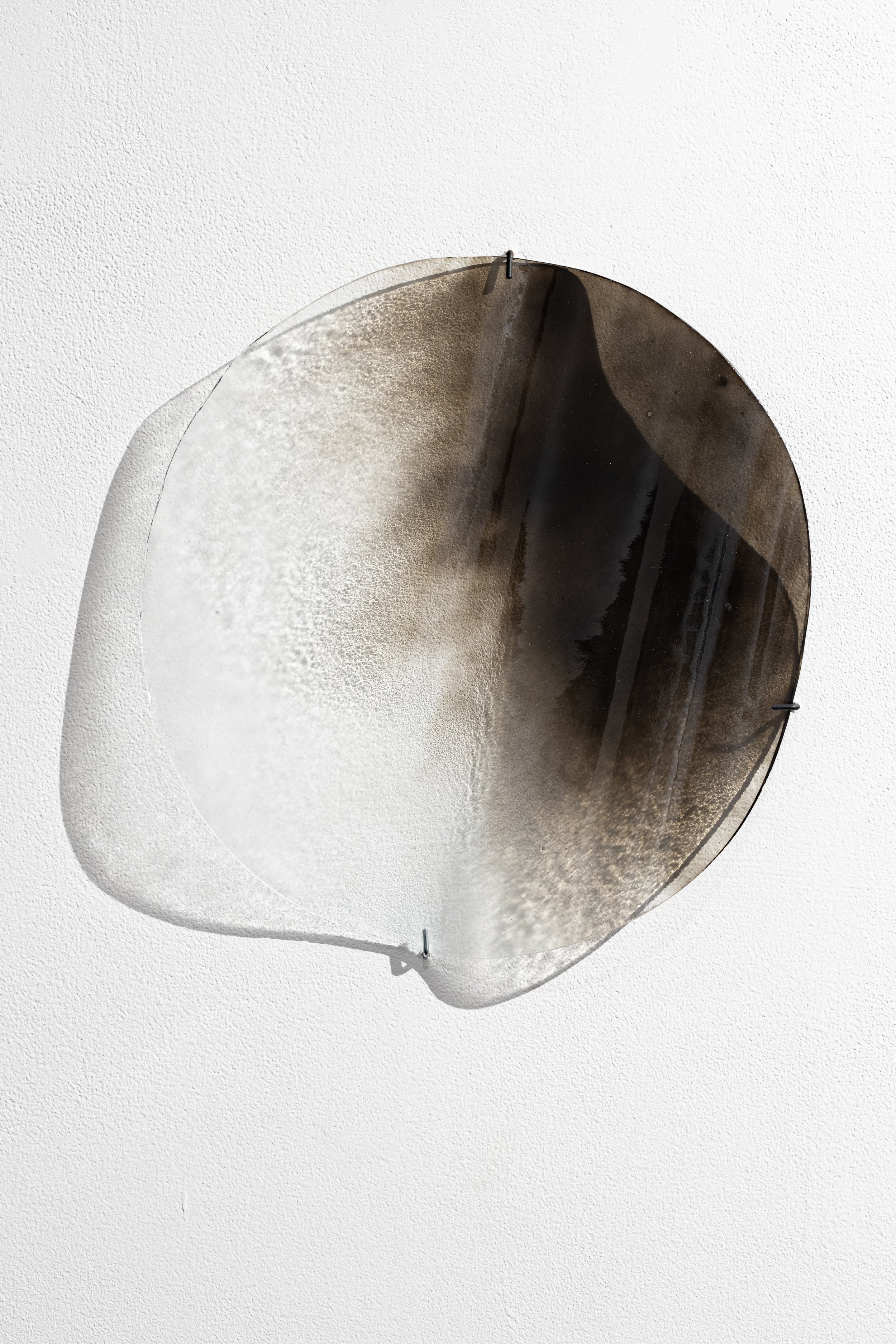 Ondulations, 2024 (1/3), Emy Gagnon Gélinas, suie sur verre, crédit photo: Michael Patten