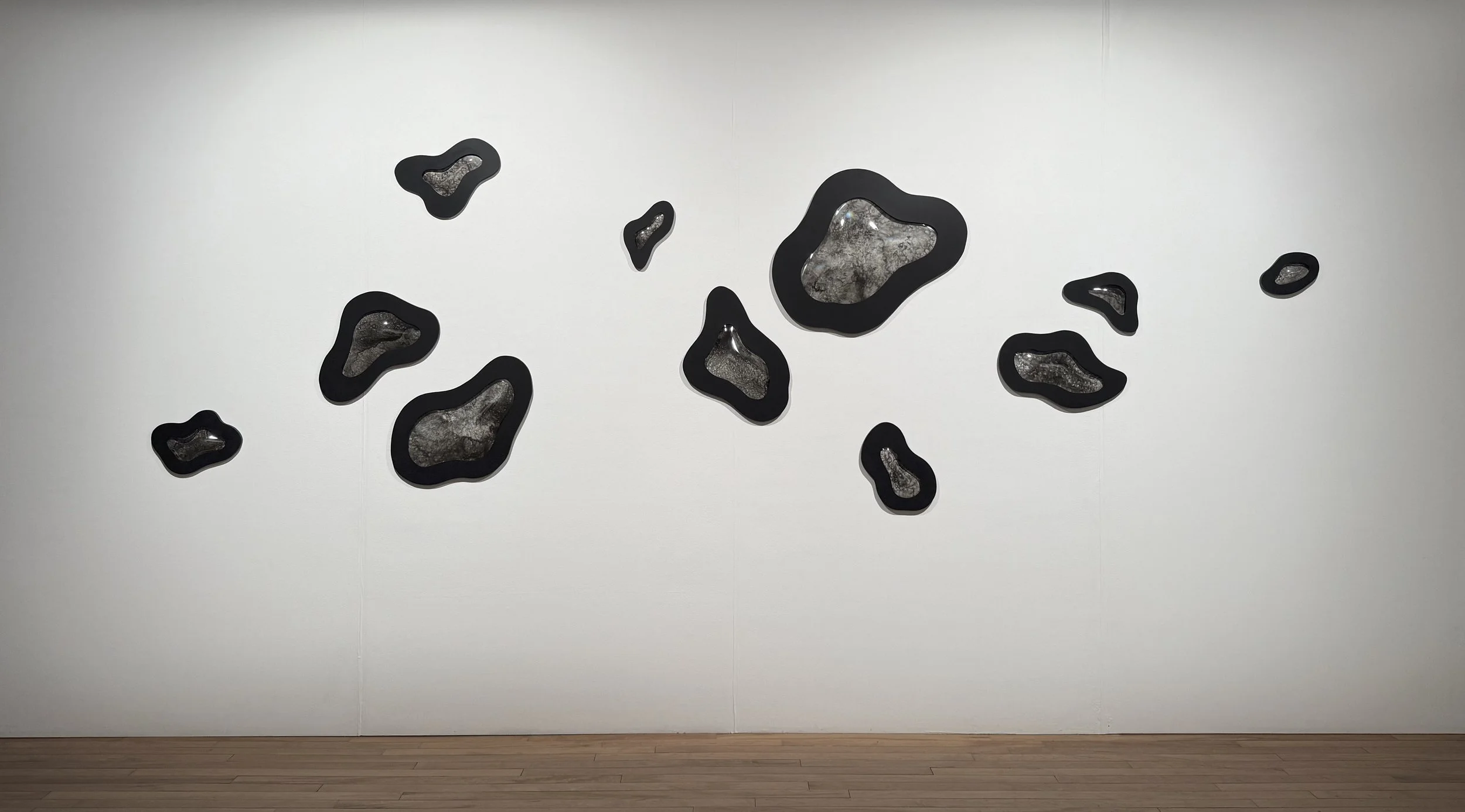 Par la gravité, 2025 (1 à 11),
Emy Gagnon Gélinas, Verre thermoformé, acier, peinture cuite, encre de Chine et papier Yupo | Thermoformed glass, steel, fired paint, India ink and Yupo paper, 15 cm - 102 cm × 10 cm - 89 cm × 5 cm - 30 cm, Prix sur dem