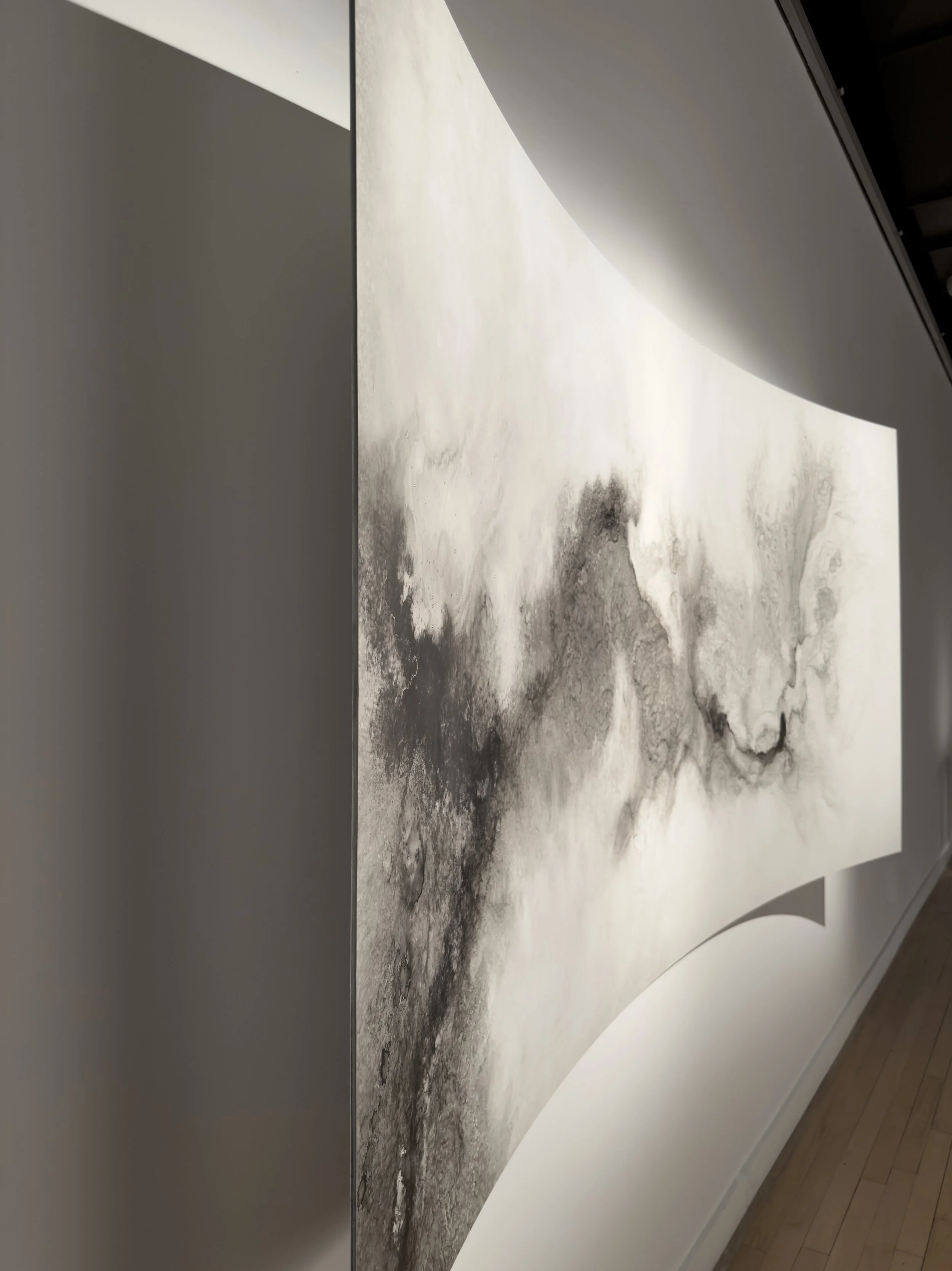 Étendues, 2025,
Emy Gagnon Gélinas,
Verre, encre de Chine, papier Yupo et aluminium | Glass, India ink, Yupo paper and aluminum,
244 cm × 122 cm × 46 cm,
5,500$ CAD (individuel) | 10,000$ CAD (ensemble) 