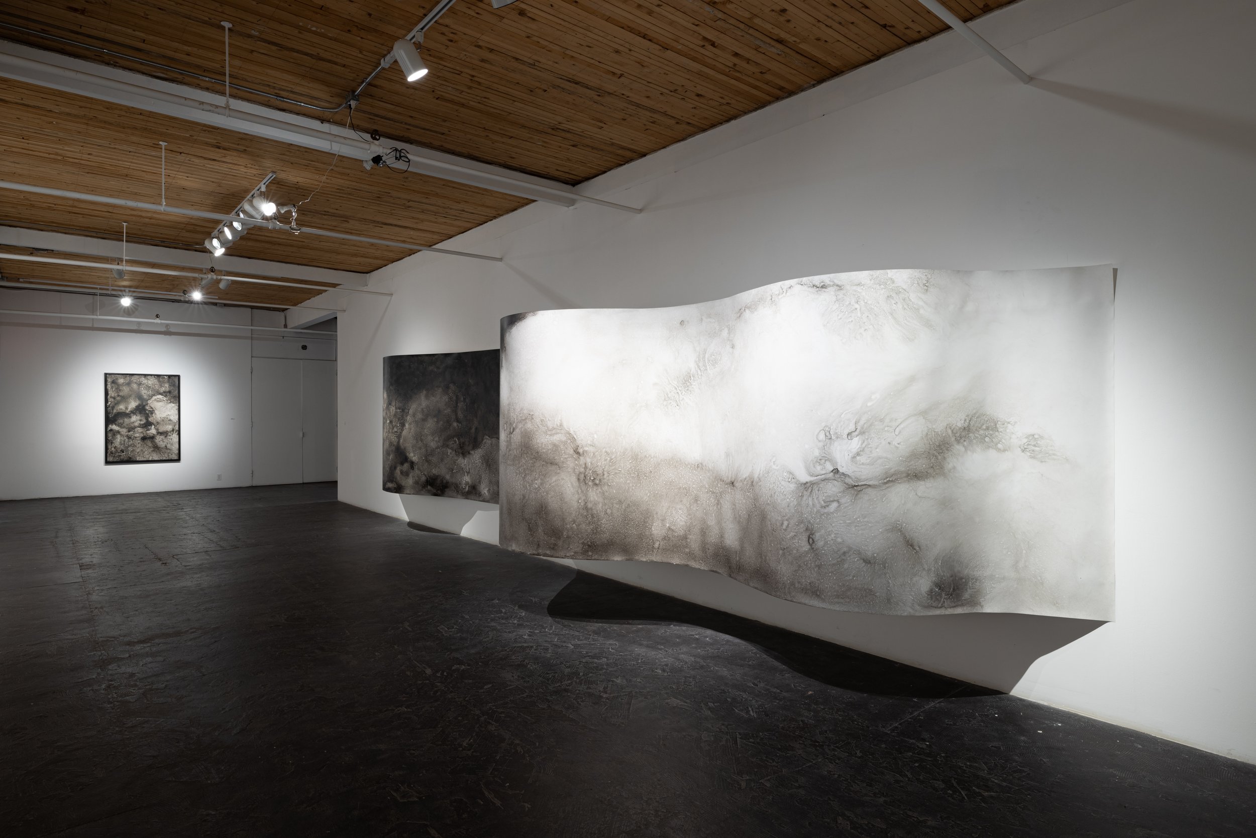 Vue d’exposition, Entre temps et courants, galerie Art mûr, crédit photo: Michael Patten