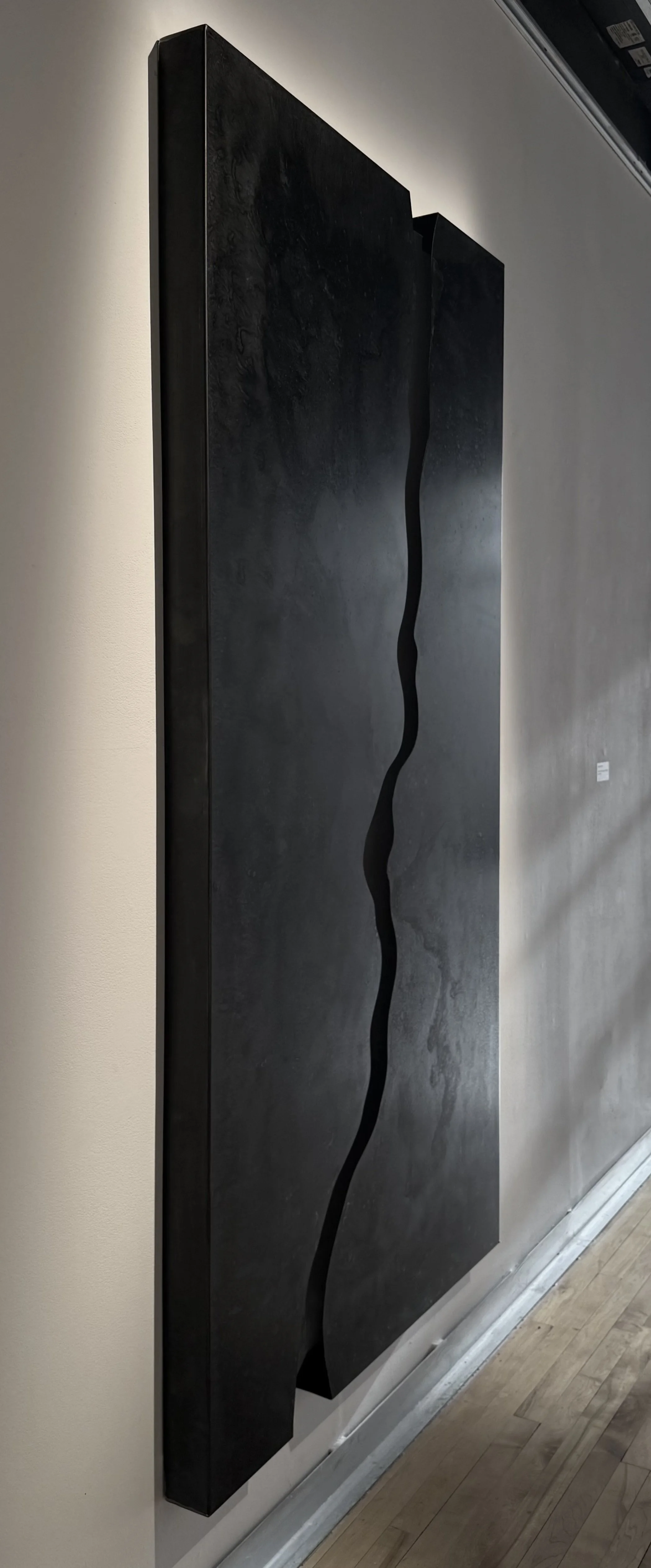 Méandre, 2025,
Emy Gagnon Gélinas, Encre de Chine et acier | India ink and steel, 156 cm × 213 cm × 7 cm, 7,500$ CAD