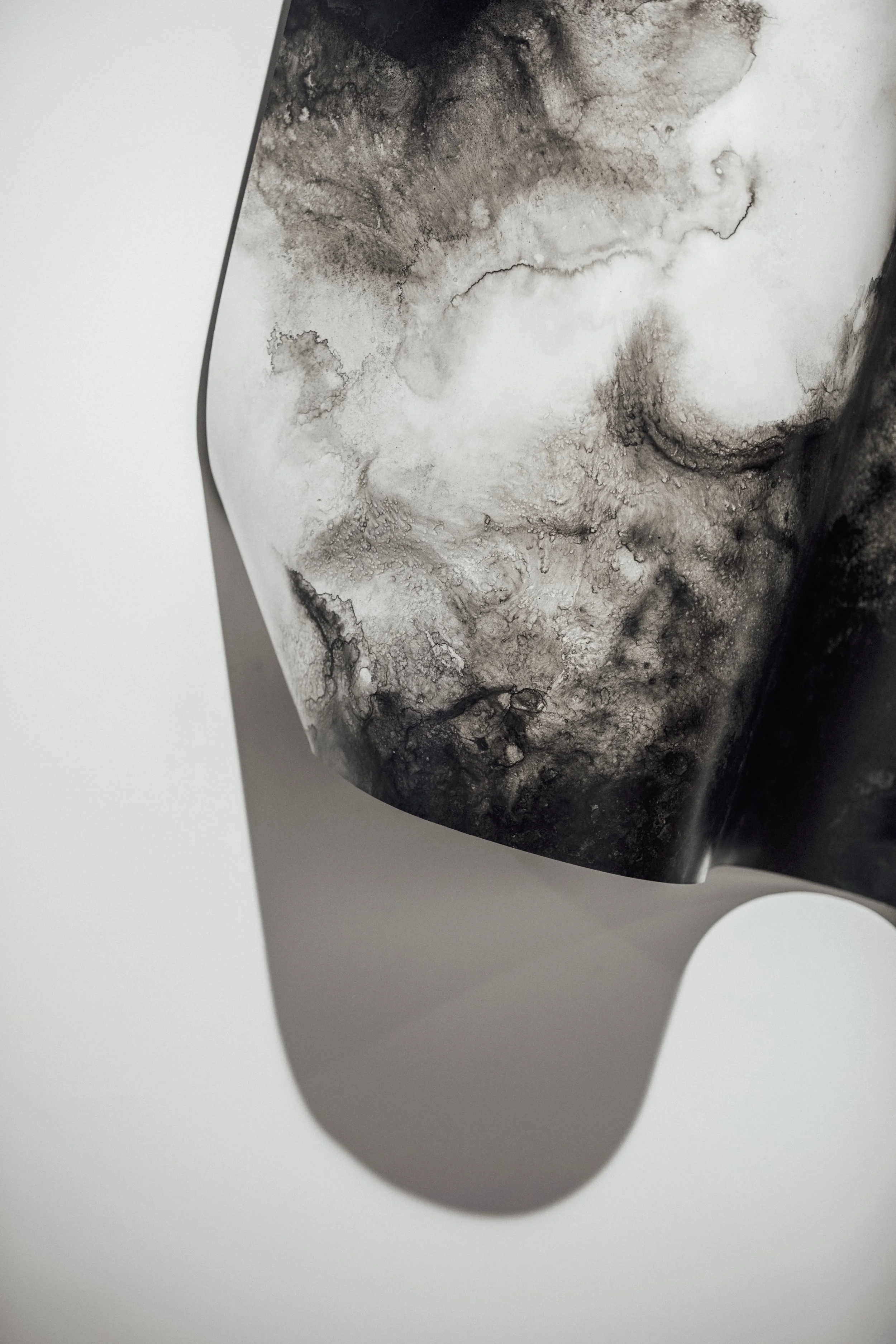 Flot, 2025 (2/3, détail), 🔴 VENDU/SOLD,
Emy Gagnon Gélinas, Encre de Chine, papier Yupo et acier | India ink, Yupo paper and steel,
91 cm × 122 cm × 60 cm, Photo : Siamak Abrishami