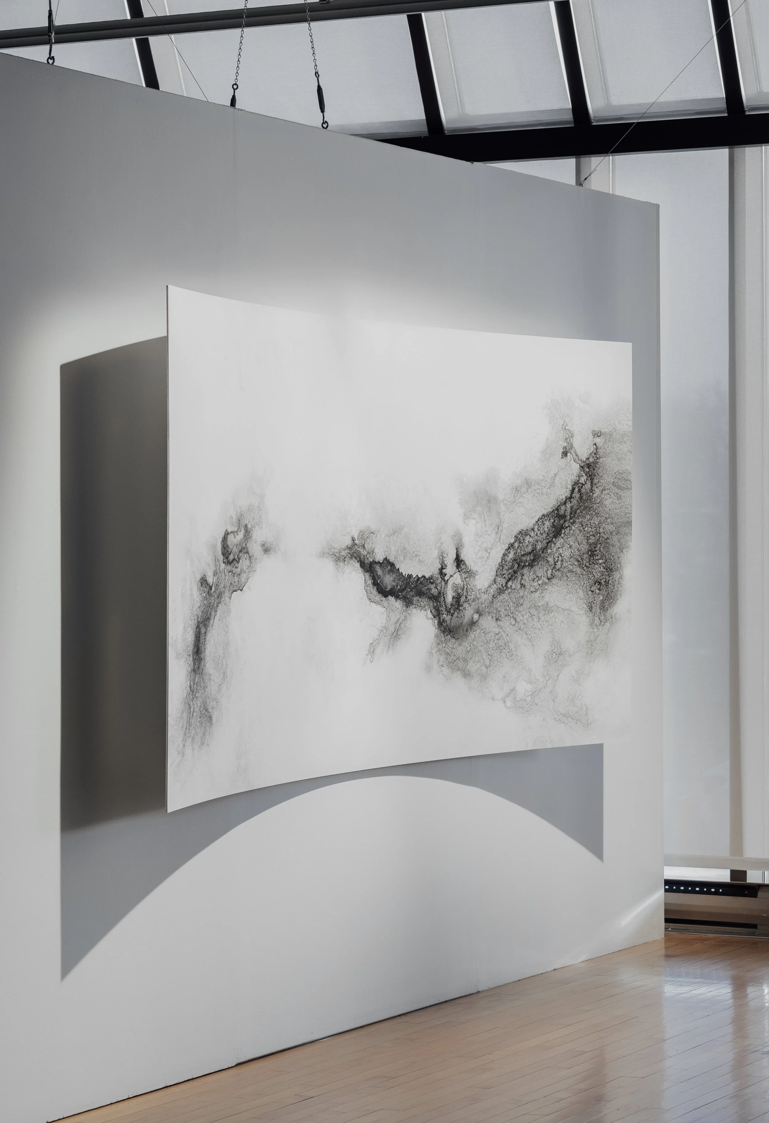 Étendues, 2025,
Emy Gagnon Gélinas,
Verre, encre de Chine, papier Yupo et aluminium | Glass, India ink, Yupo paper and aluminum,
244 cm × 122 cm × 46 cm,
5,500$ CAD (individuel) | 10,000$ CAD (ensemble), Photo : Siamak Abrishami