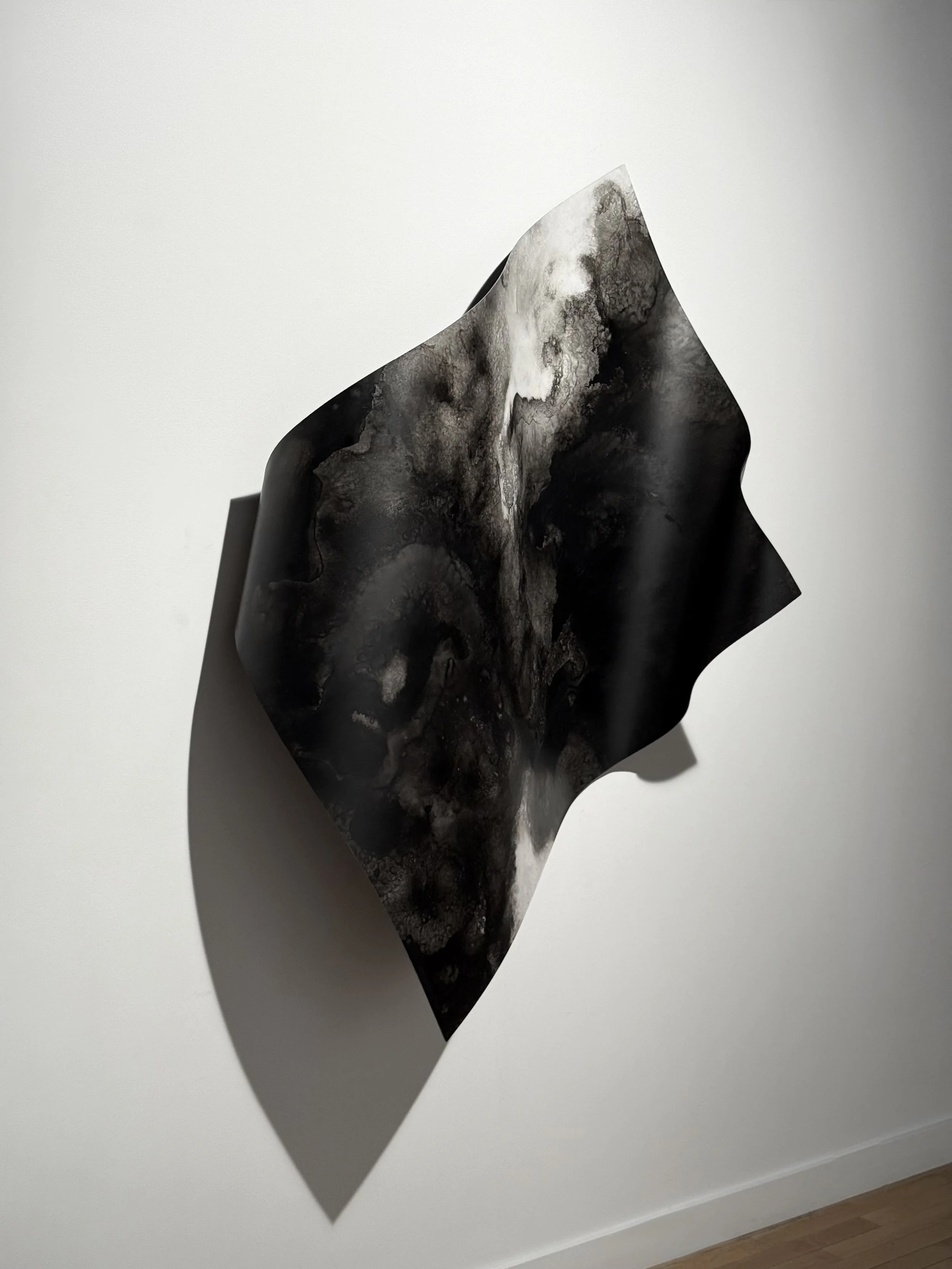 Flot, 2025 (3/3),
Emy Gagnon Gélinas, Encre de Chine, papier Yupo et acier | India ink, Yupo paper and steel,
91 cm × 122 cm × 60 cm, 3,900$ CAD (individuel)