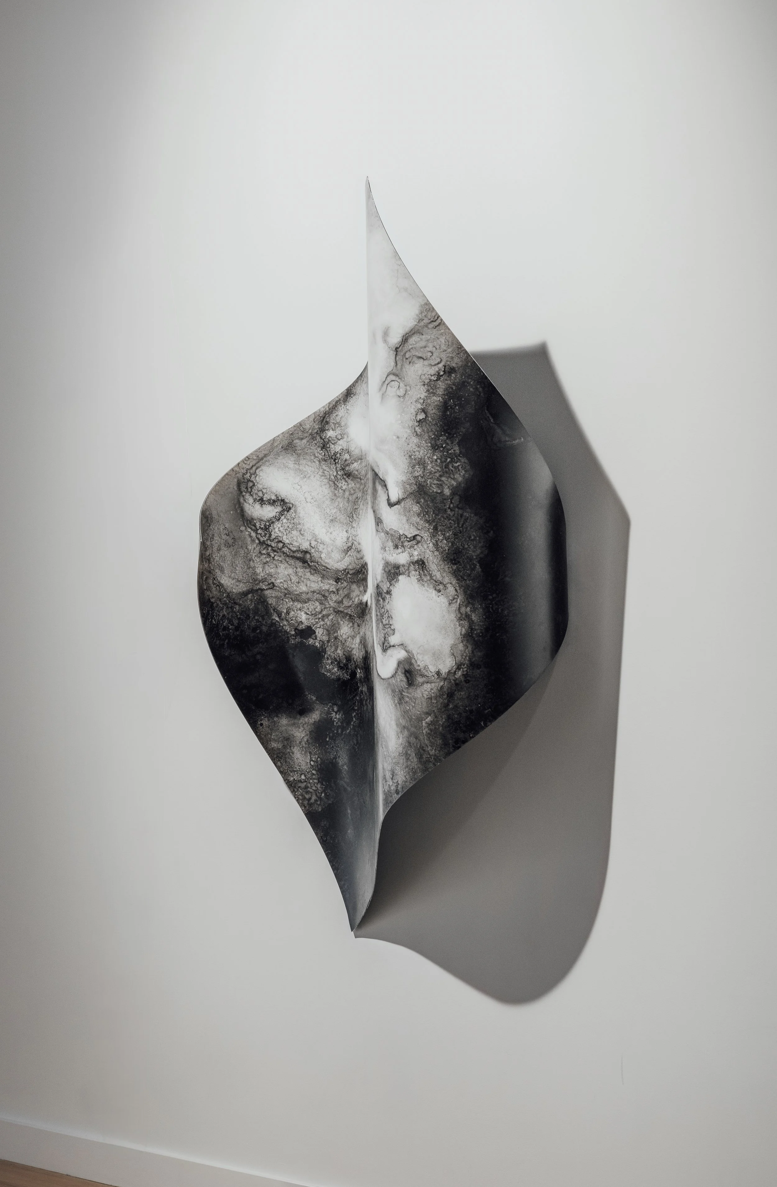 Flot, 2025 (1/3), 🔴 VENDU/SOLD,
Emy Gagnon Gélinas, Encre de Chine, papier Yupo et acier | India ink, Yupo paper and steel,
91 cm × 122 cm × 60 cm, Photo : Siamak Abrishami