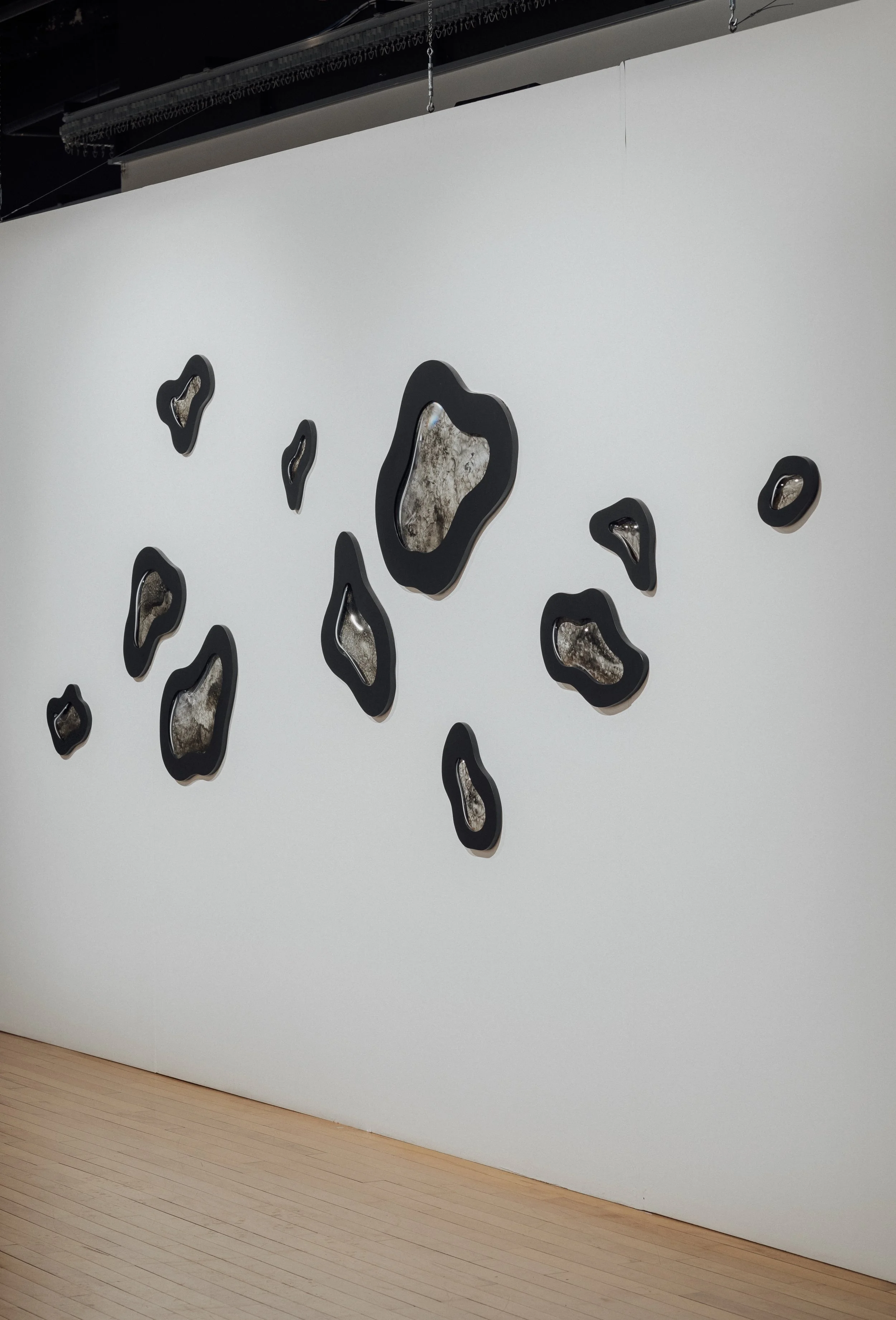 Par la gravité, 2025 (1 à 11),
Emy Gagnon Gélinas, Verre thermoformé, acier, peinture cuite, encre de Chine et papier Yupo | Thermoformed glass, steel, fired paint, India ink and Yupo paper, 15 cm - 102 cm × 10 cm - 89 cm × 5 cm - 30 cm, Prix sur dem
