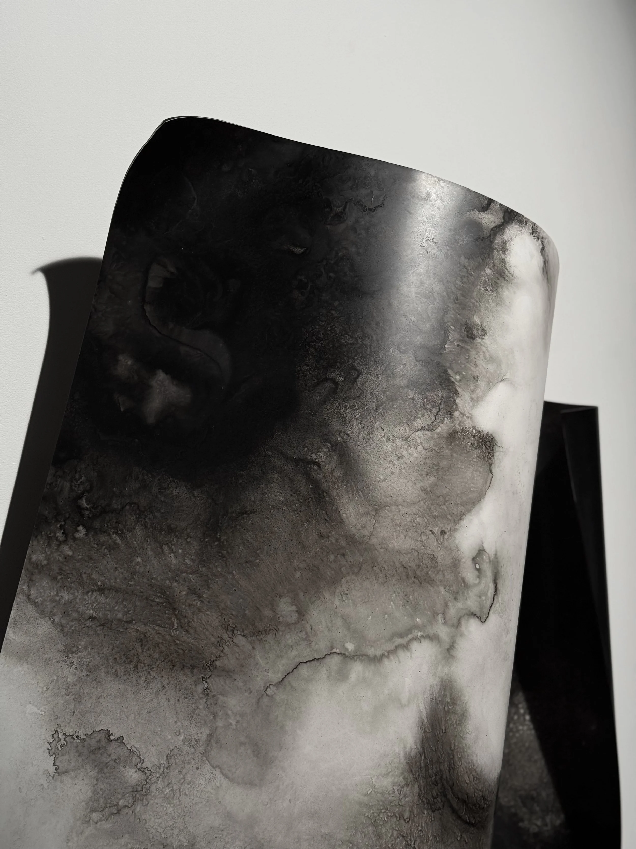 Flot, 2025 (2/3) (détail) 🔴 VENDU/SOLD,
Emy Gagnon Gélinas, Encre de Chine, papier Yupo et acier | India ink, Yupo paper and steel,
91 cm × 122 cm × 60 cm, 3,900$ CAD (individuel)