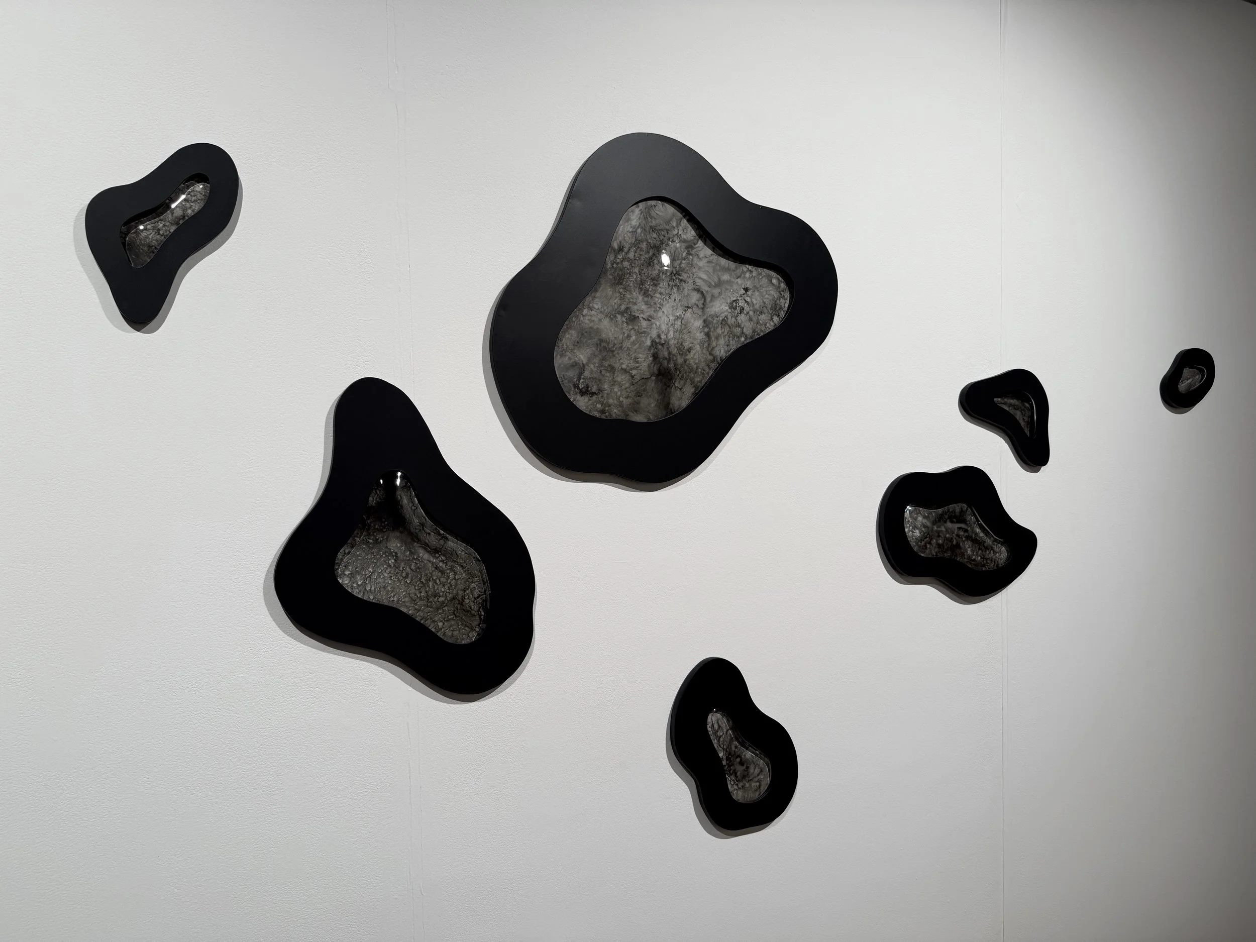 Par la gravité, 2025 (1 à 11),
Emy Gagnon Gélinas, Verre thermoformé, acier, peinture cuite, encre de Chine et papier Yupo | Thermoformed glass, steel, fired paint, India ink and Yupo paper, 15 cm - 102 cm × 10 cm - 89 cm × 5 cm - 30 cm, Prix sur dem