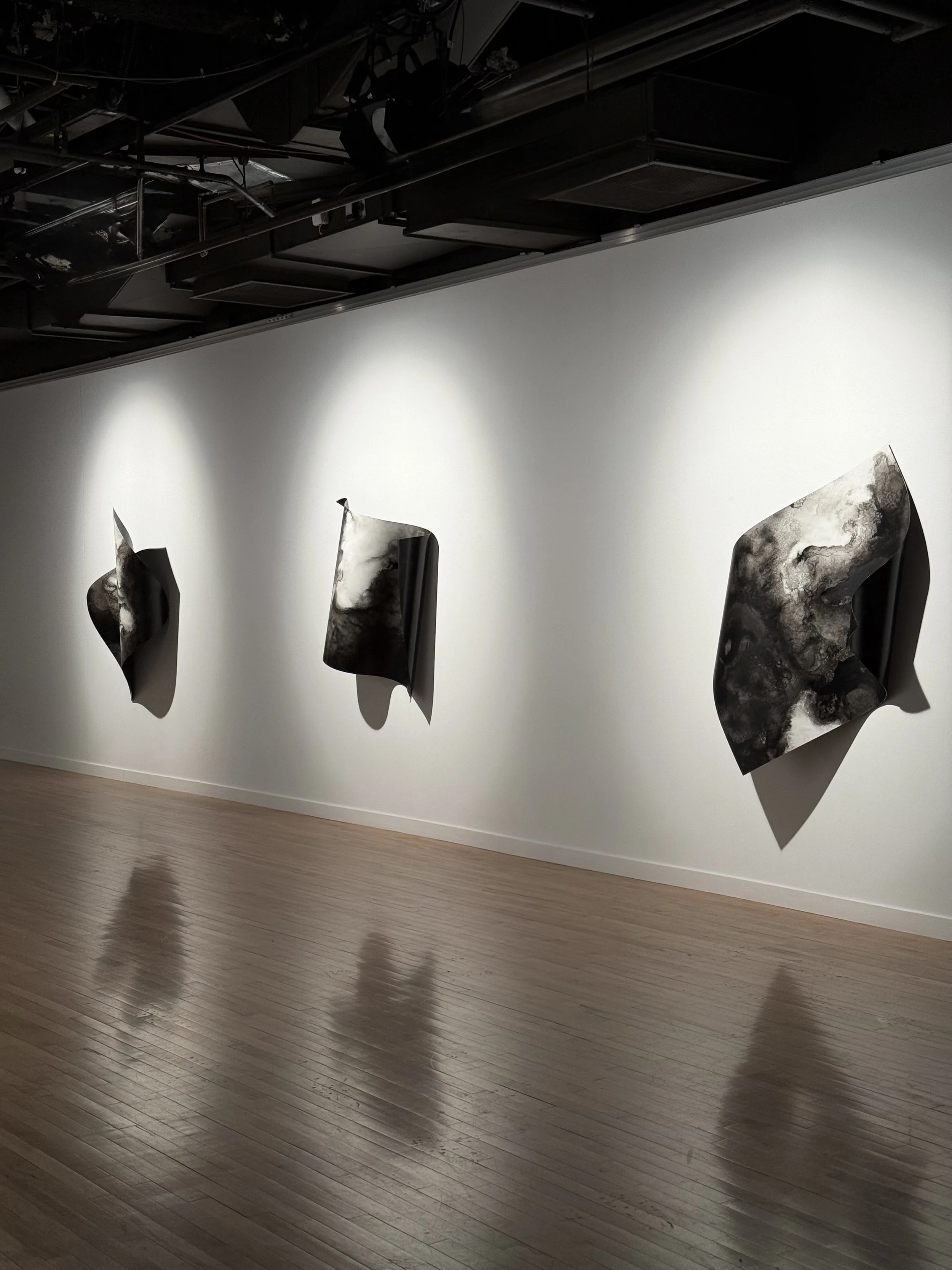 Flot, 2025 (1-3),
Emy Gagnon Gélinas, Encre de Chine, papier Yupo et acier | India ink, Yupo paper and steel,
91 cm × 122 cm × 60 cm, 3,900$ CAD (individuel)