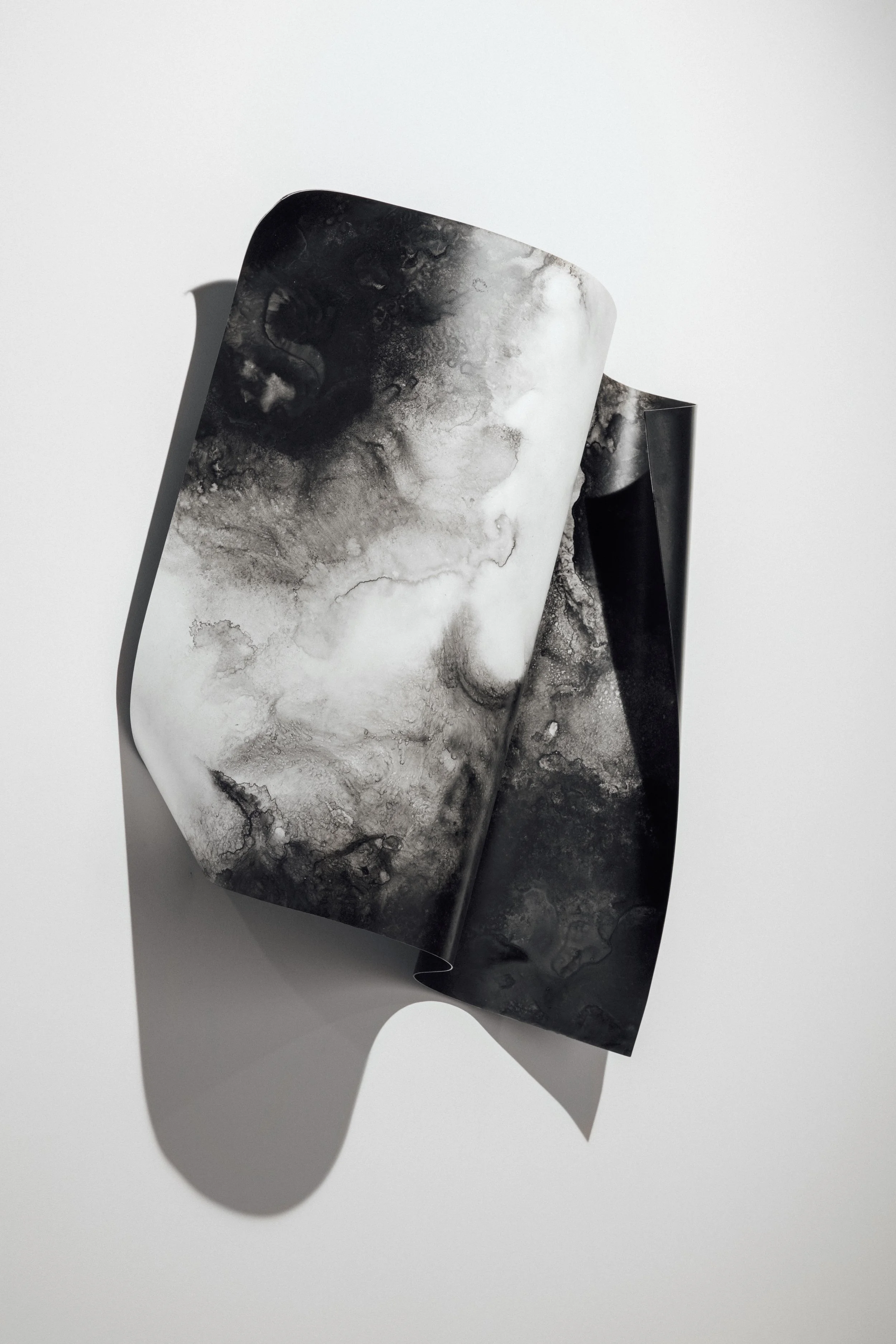 Flot, 2025 (2/3), 🔴 VENDU/SOLD,
Emy Gagnon Gélinas, Encre de Chine, papier Yupo et acier | India ink, Yupo paper and steel,
91 cm × 122 cm × 60 cm, Photo : Siamak Abrishami