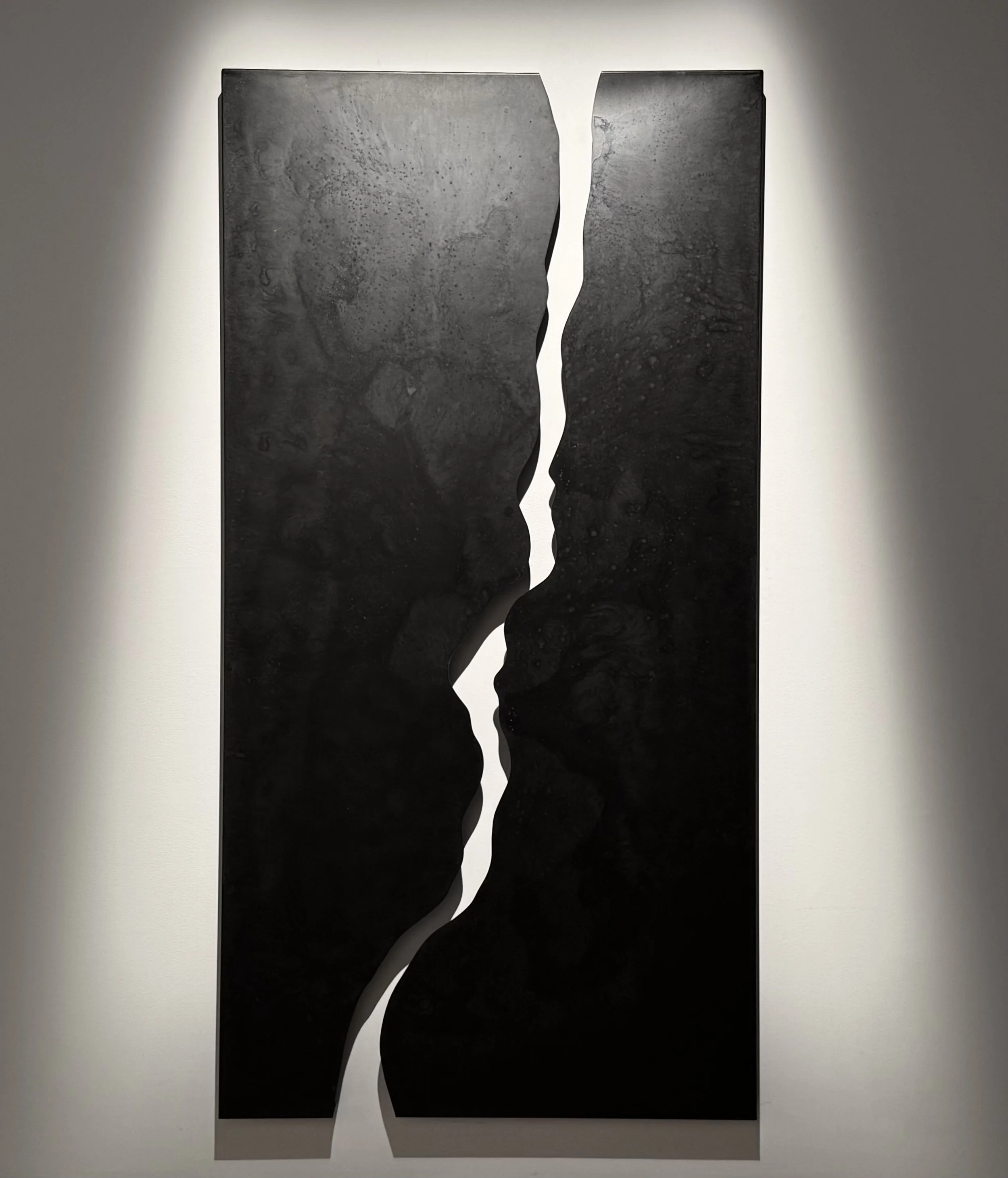 Méandre, 2025,
Emy Gagnon Gélinas, Encre de Chine et acier | India ink and steel, 156 cm × 213 cm × 7 cm, 7,500$ CAD