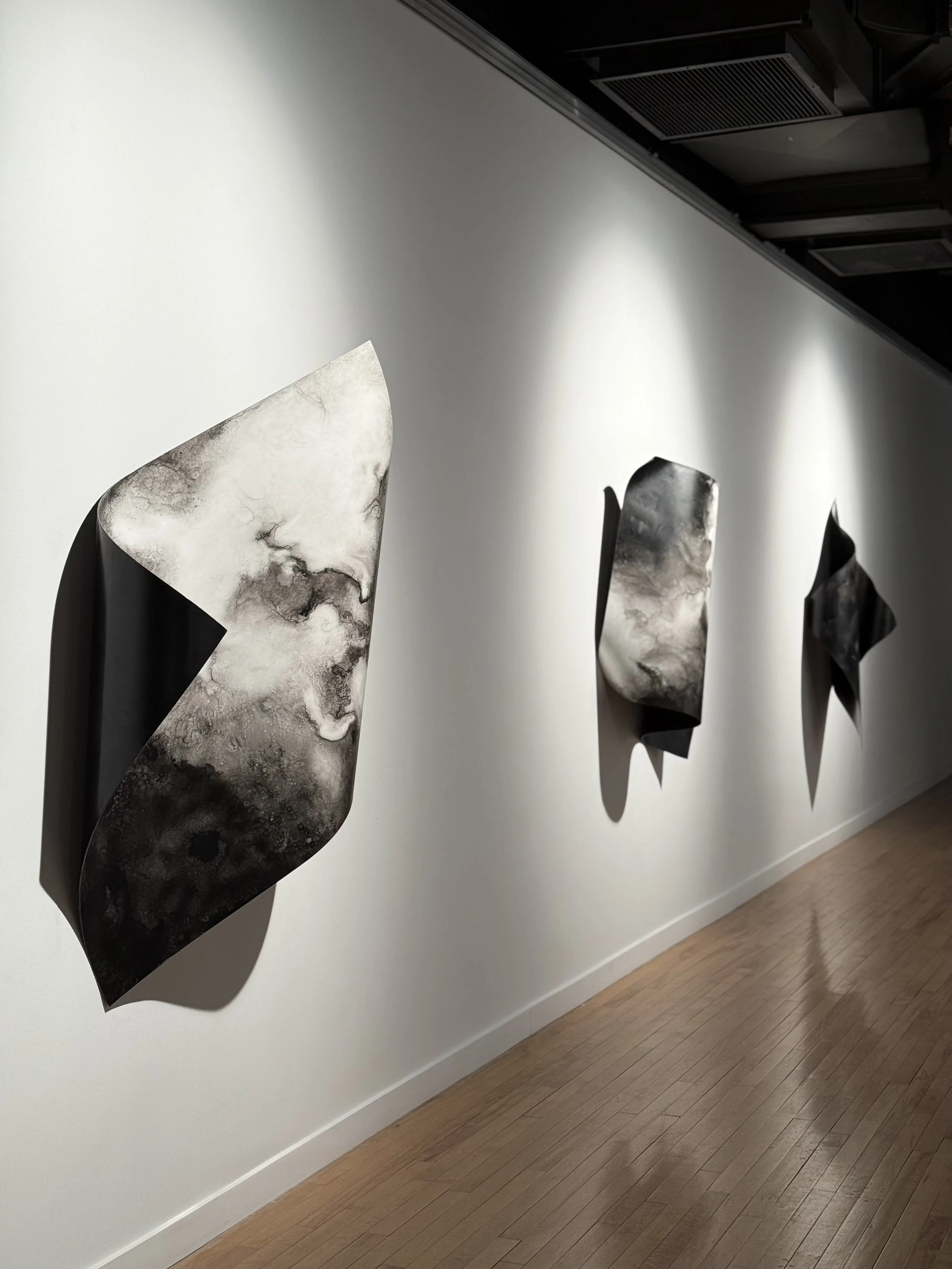 Flot, 2025 (1-3),
Emy Gagnon Gélinas, Encre de Chine, papier Yupo et acier | India ink, Yupo paper and steel,
91 cm × 122 cm × 60 cm, 3,900$ CAD (individuel)