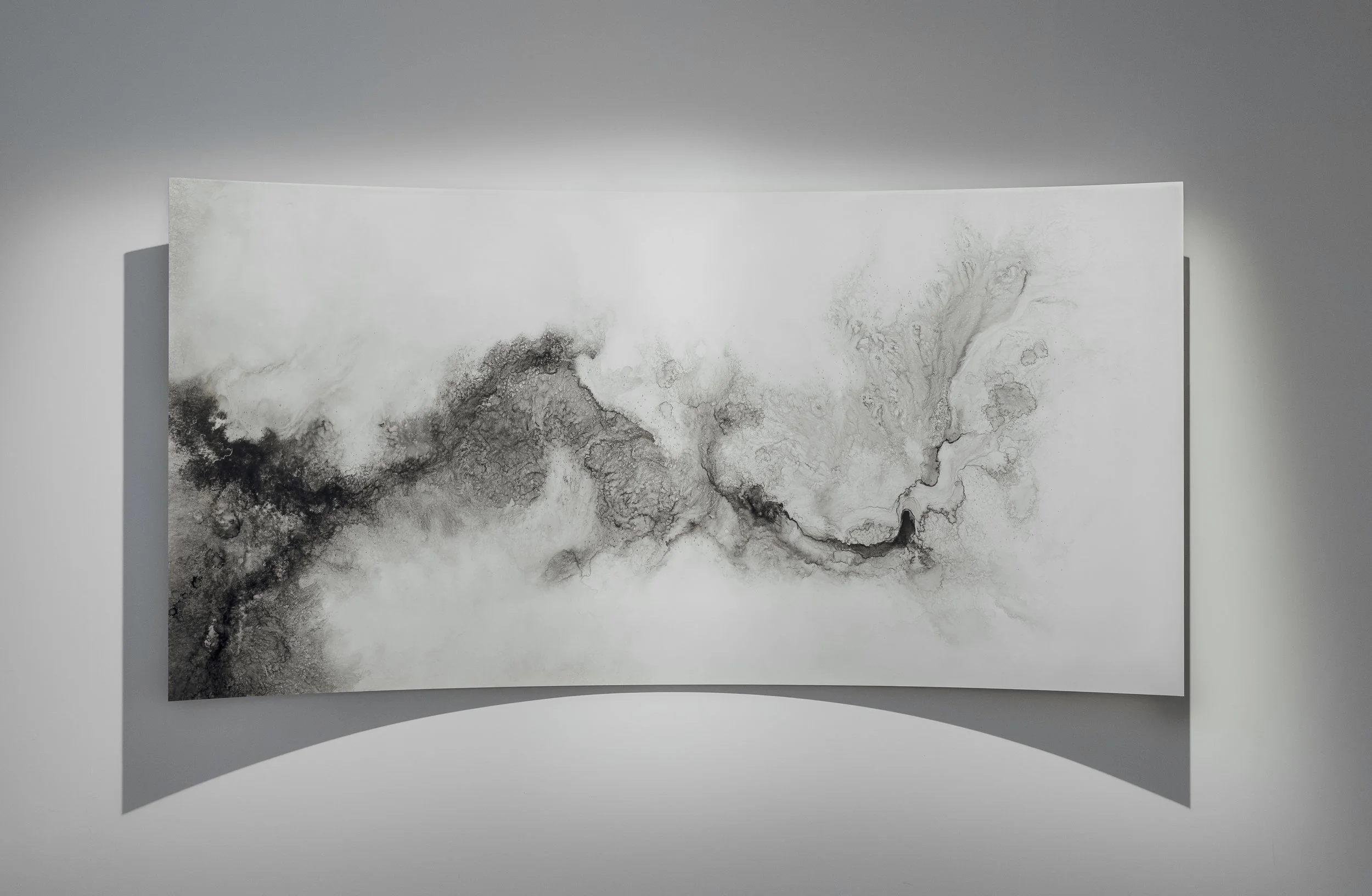 Étendues, 2025,
Emy Gagnon Gélinas,
Verre, encre de Chine, papier Yupo et aluminium | Glass, India ink, Yupo paper and aluminum,
244 cm × 122 cm × 46 cm,
5,500$ CAD (individuel) | 10,000$ CAD (ensemble), Photo : Siamak Abrishami