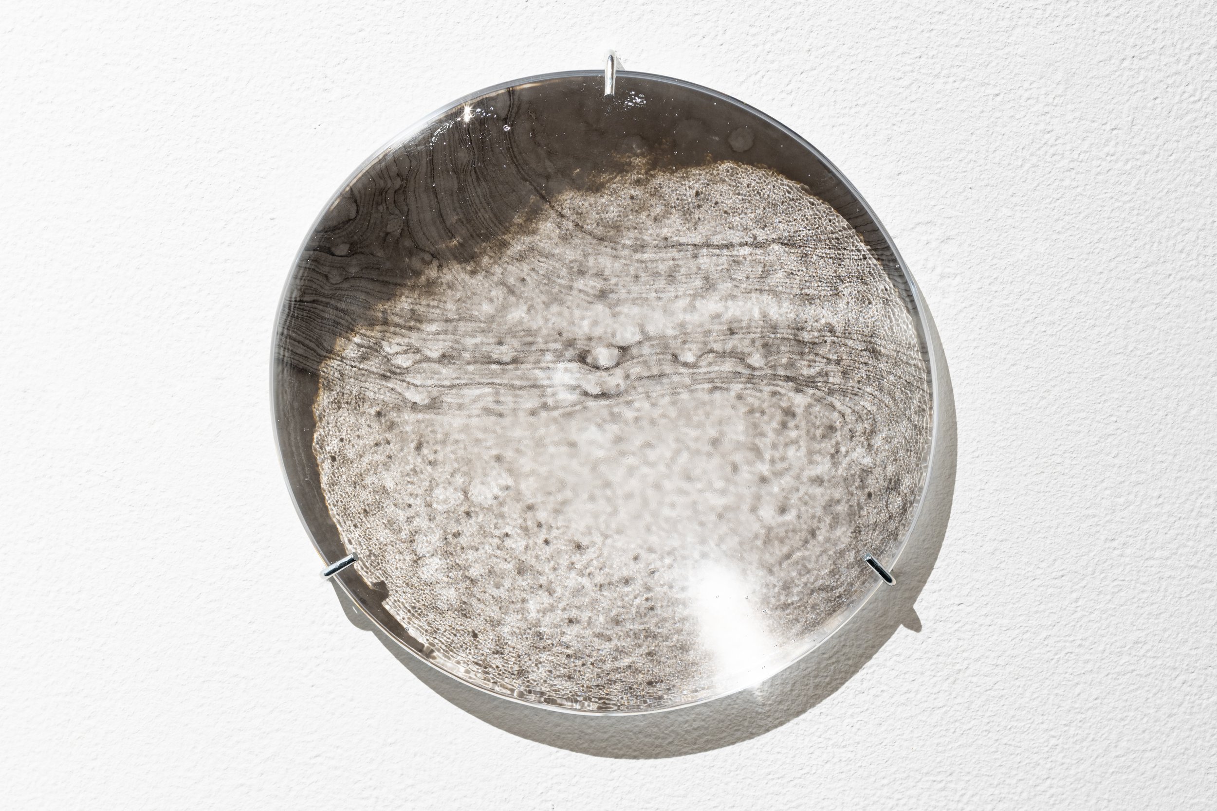 Parcelles, 2024, (1/9), Emy Gagnon Gélinas, verre, eau de rivière et encre de Chine sur papier Yupo, en collaboration avec Dylan Duchet et Espace verre, crédit photo: Michael Patten