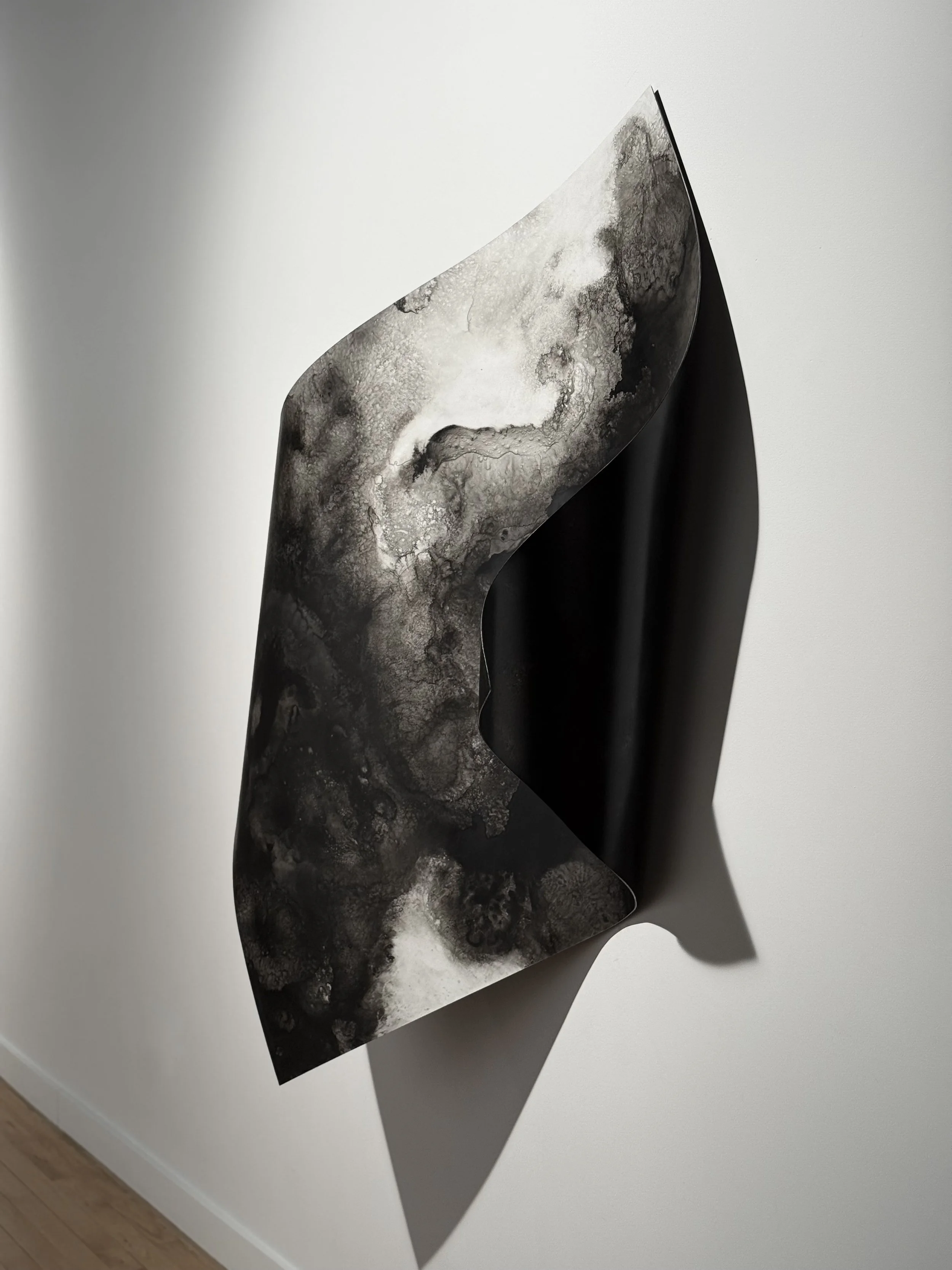 Flot, 2025 (3/3),
Emy Gagnon Gélinas, Encre de Chine, papier Yupo et acier | India ink, Yupo paper and steel,
91 cm × 122 cm × 60 cm, 3,900$ CAD (individuel)