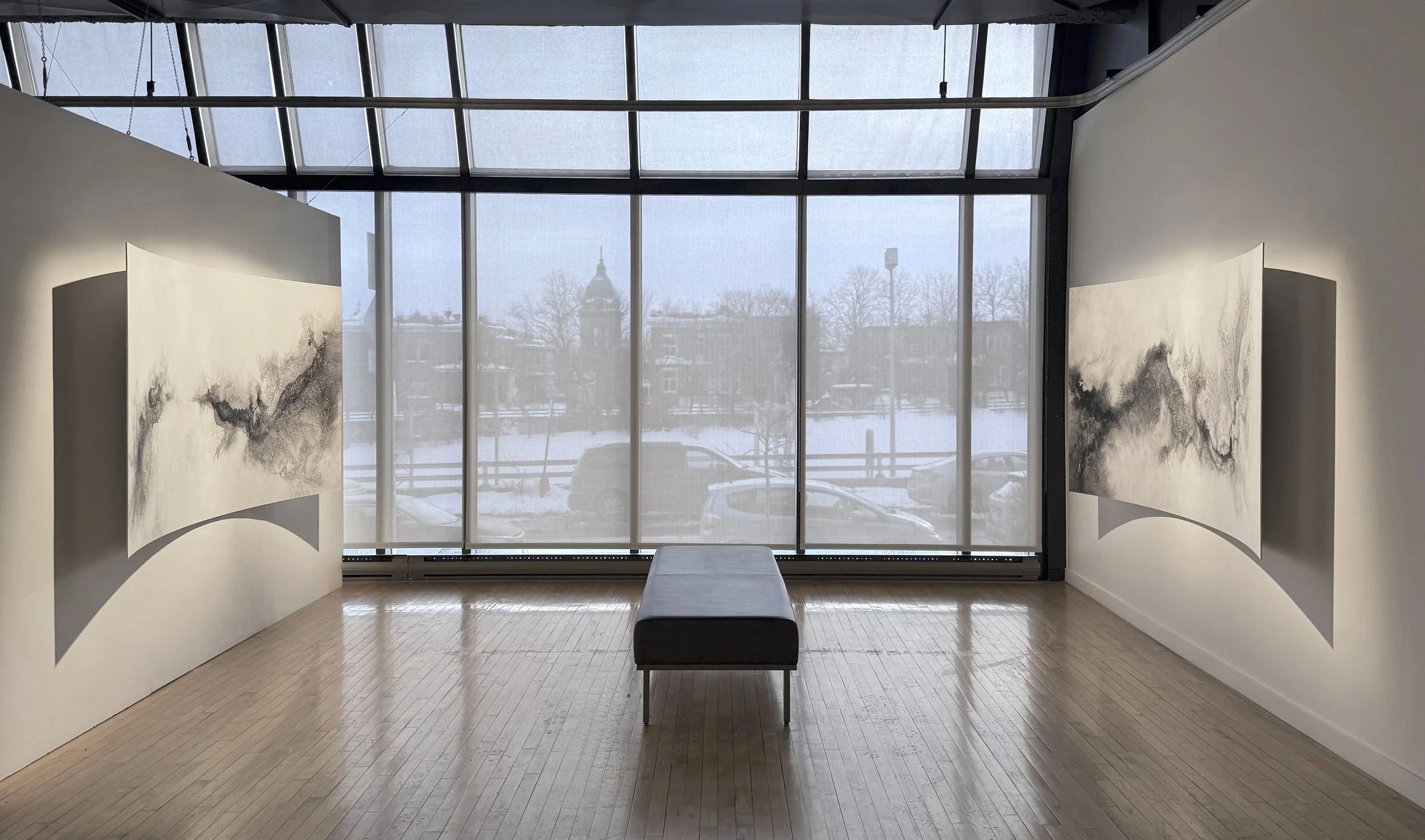 Étendues, 2025,
Emy Gagnon Gélinas,
Verre, encre de Chine, papier Yupo et aluminium | Glass, India ink, Yupo paper and aluminum,
244 cm × 122 cm × 46 cm,
5,500$ CAD (individuel) | 10,000$ CAD (ensemble) 