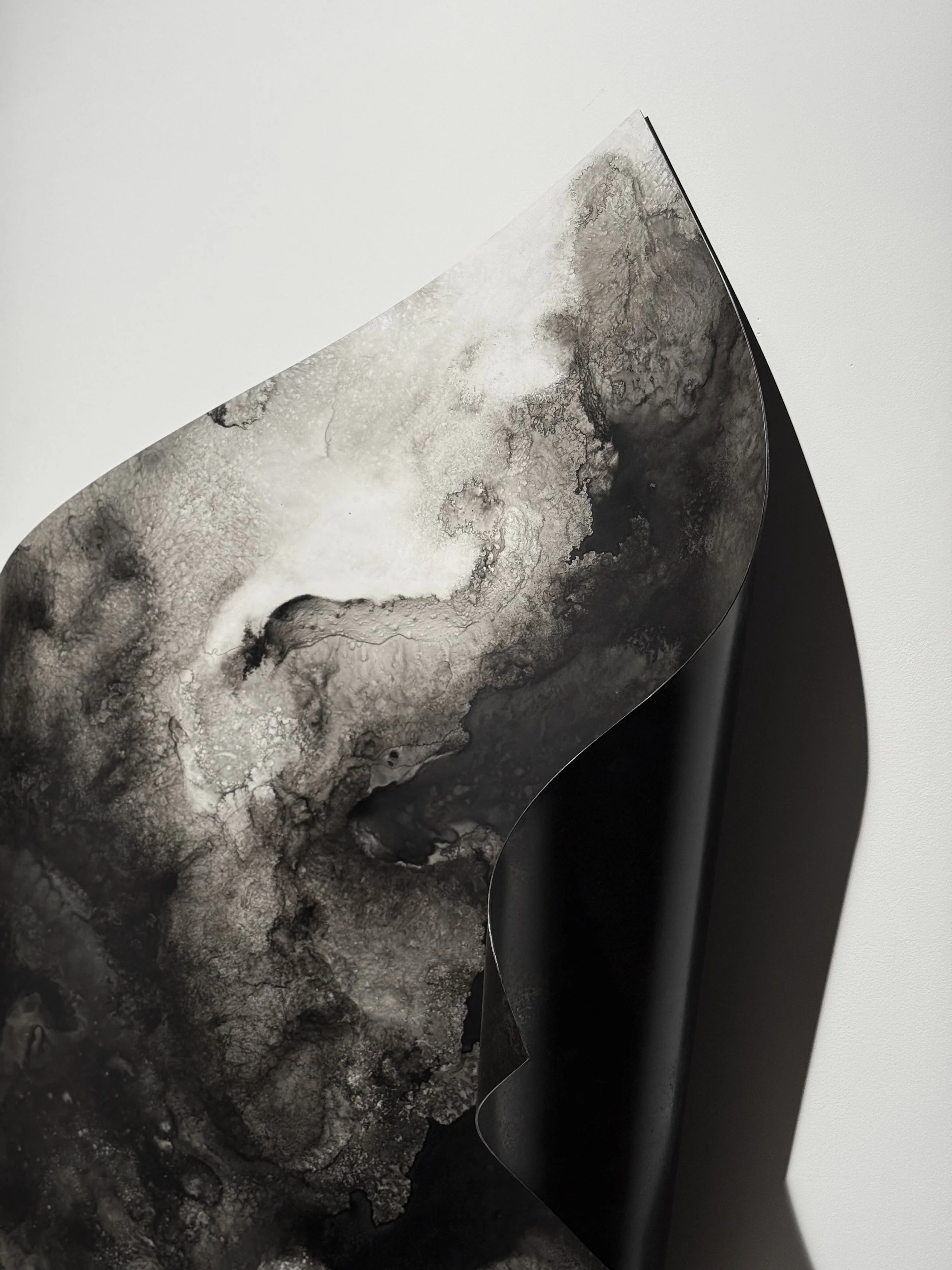 Flot, 2025 (3/3) (détail),
Emy Gagnon Gélinas, Encre de Chine, papier Yupo et acier | India ink, Yupo paper and steel,
91 cm × 122 cm × 60 cm, 3,900$ CAD (individuel)