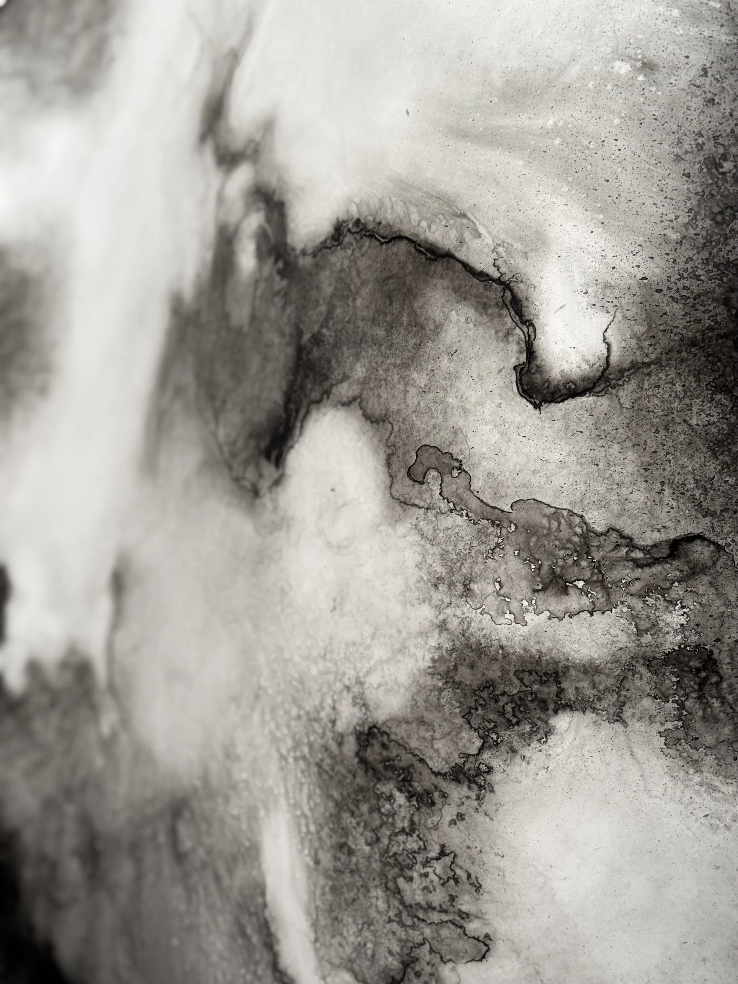 Flot, 2025 (1/3) (détail),
Emy Gagnon Gélinas, Encre de Chine, papier Yupo et acier | India ink, Yupo paper and steel,
91 cm × 122 cm × 60 cm, 3,900$ CAD (individuel)