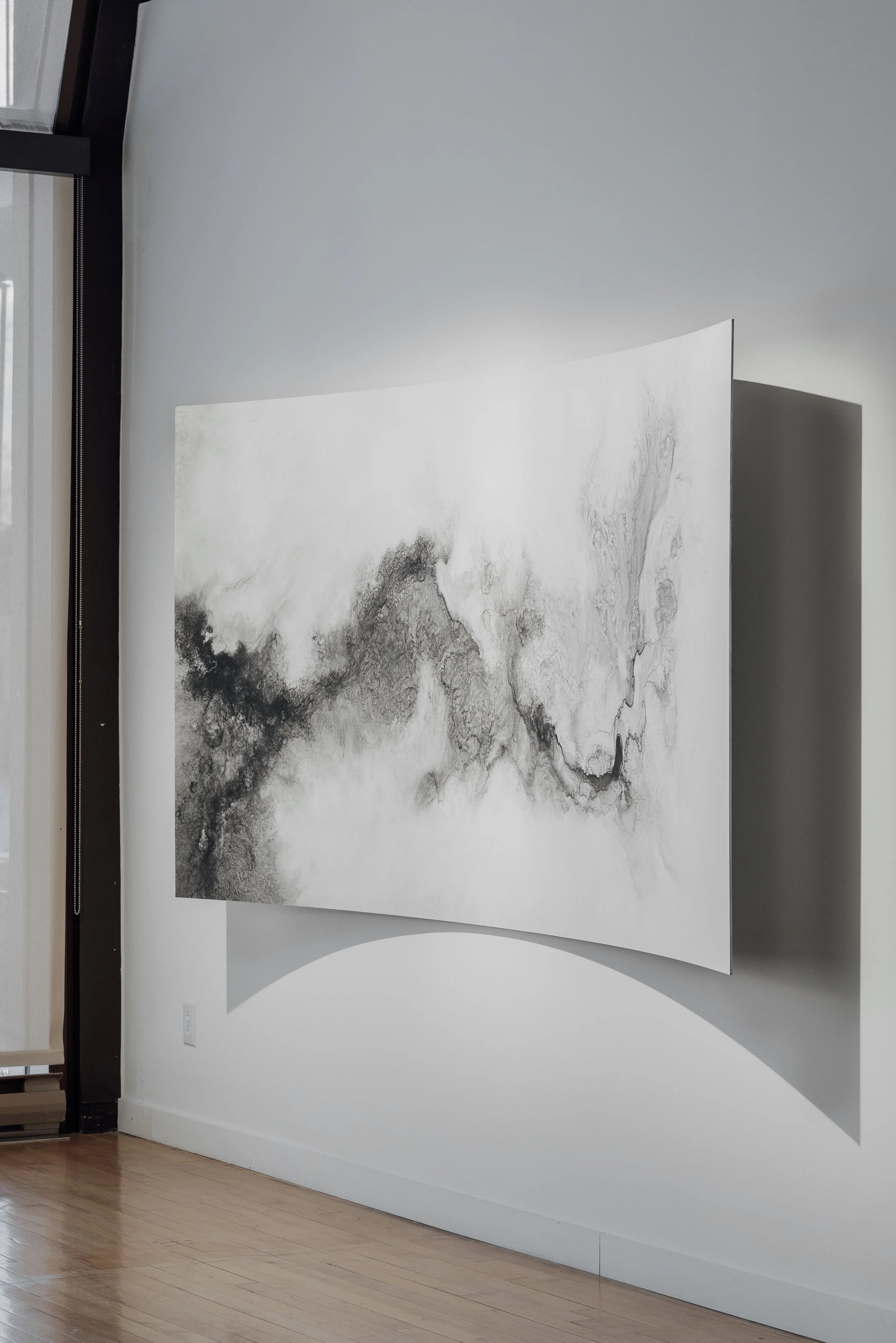 Étendues, 2025,
Emy Gagnon Gélinas,
Verre, encre de Chine, papier Yupo et aluminium | Glass, India ink, Yupo paper and aluminum,
244 cm × 122 cm × 46 cm,
5,500$ CAD (individuel) | 10,000$ CAD (ensemble), Photo : Siamak Abrishami